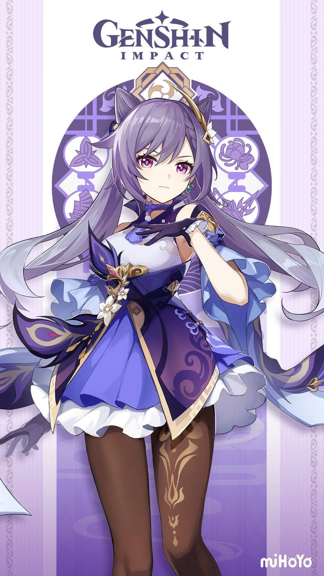 Keqing 桌布 壁紙 — 一個紫色頭髮、貓耳、穿著華麗藍色連衣裙的動漫女孩，自信地站在裝飾性的紫色和白色背景前。