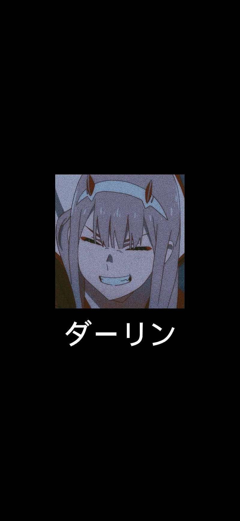 動漫女孩 桌布 壁紙 — 一個紫色頭髮、魔鬼角的動漫角色特寫，在黑色背景上頑皮地微笑。