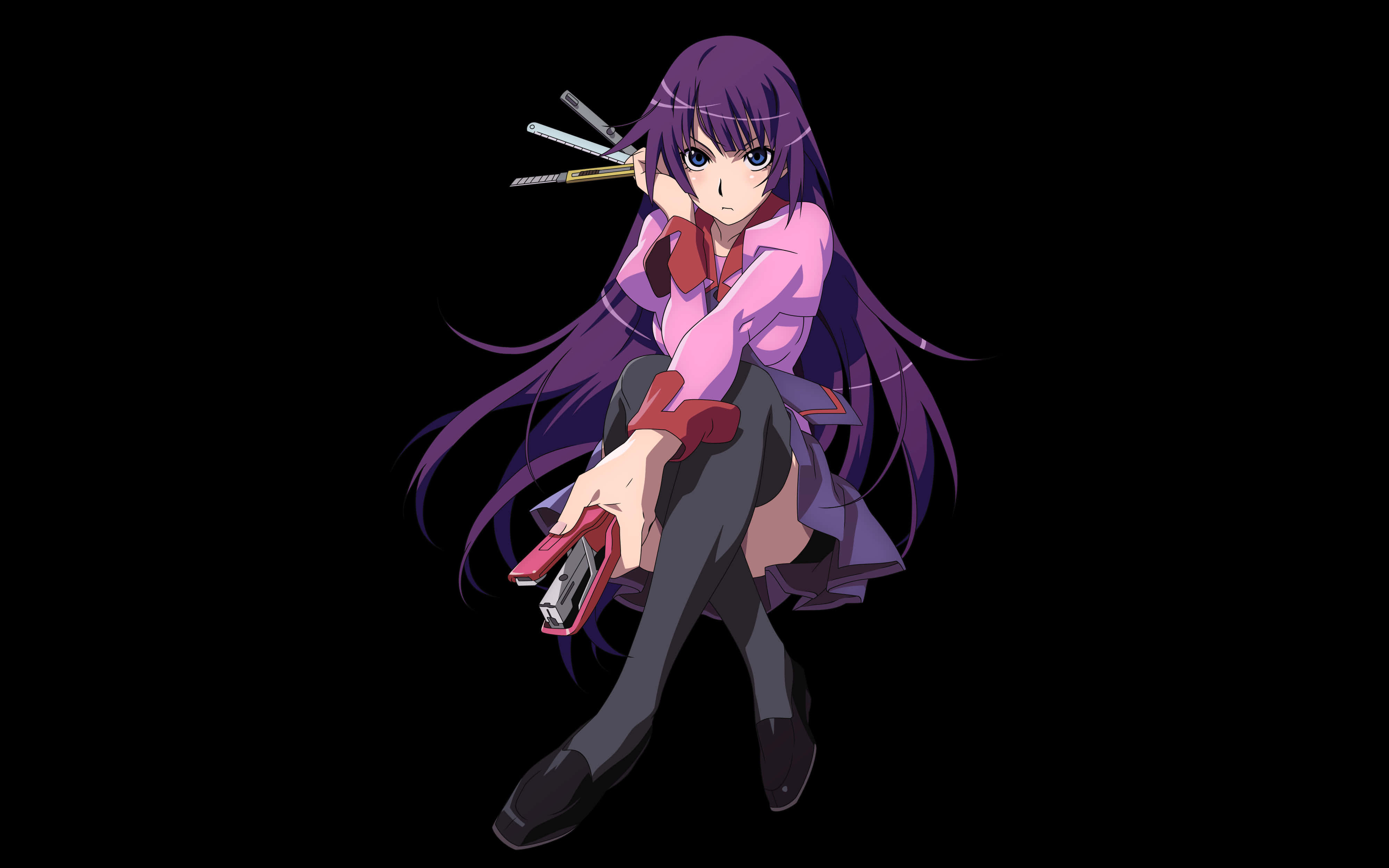 物語 桌布 壁紙 — 一個紫色頭髮的動漫女孩穿著粉紅色外套，在黑色背景前拿著一個紅色裝置和三把劍。