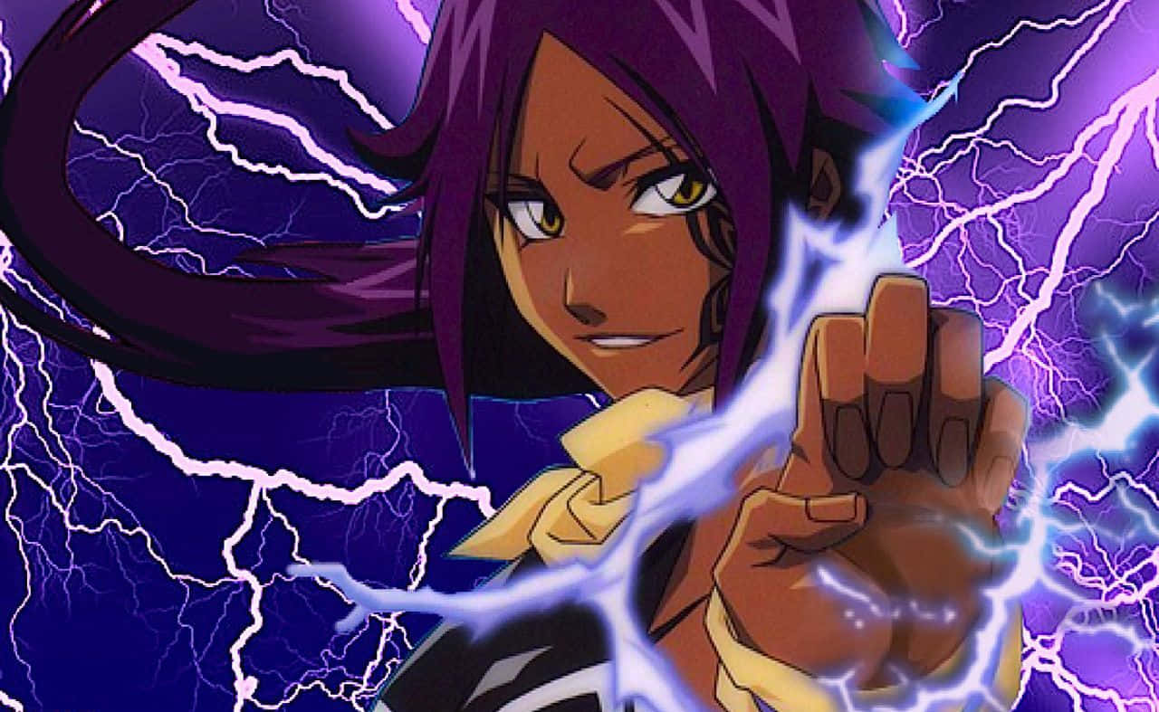 Yoruichi Shihoin 桌布 壁紙 — 一個紫色頭髮的動漫角色，在暴風雨般的紫色天空下，從伸出的手中釋放出劈啪作響的閃電。