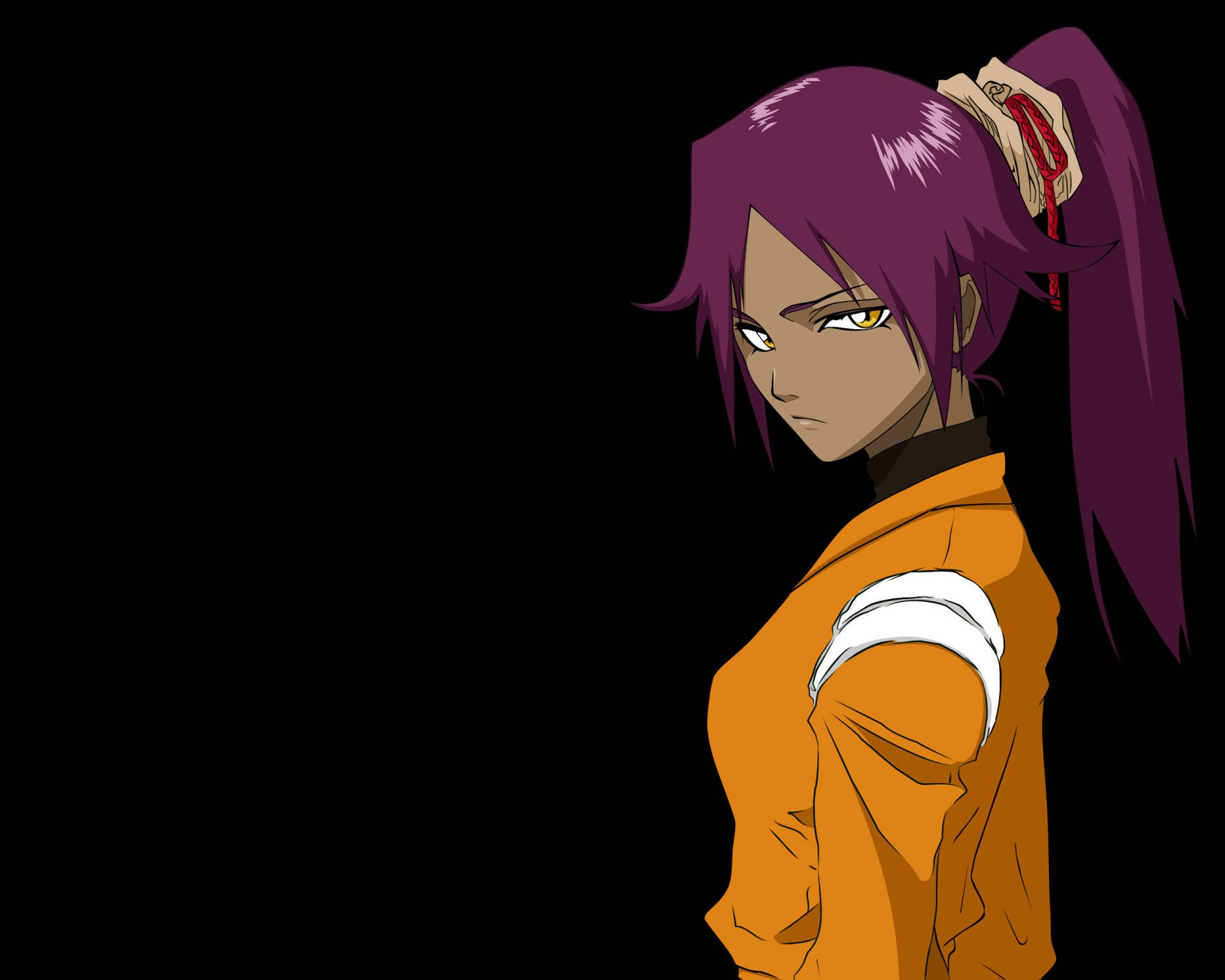 Yoruichi 桌布 壁紙 — 一個紫色頭髮的動漫角色穿著橙色外套，在純黑背景上越過肩膀怒視。