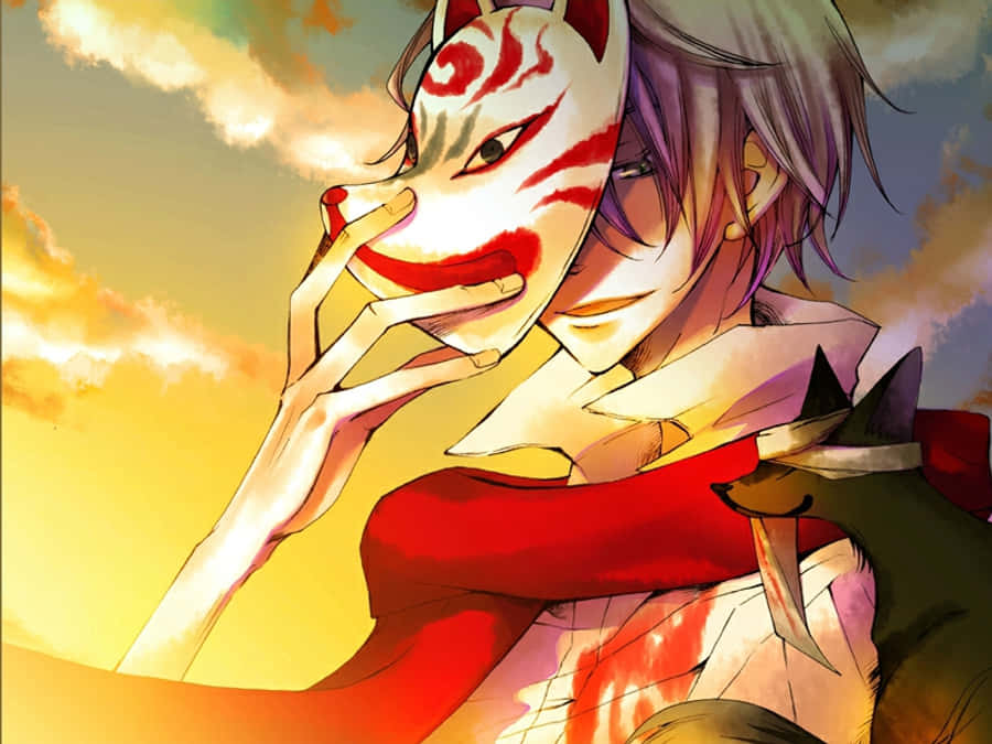動漫男孩 桌布 壁紙 — 一個紫色頭髮的年輕動漫角色，在金色夕陽天空下，將一個紅白相間的狐狸面具貼在臉上。