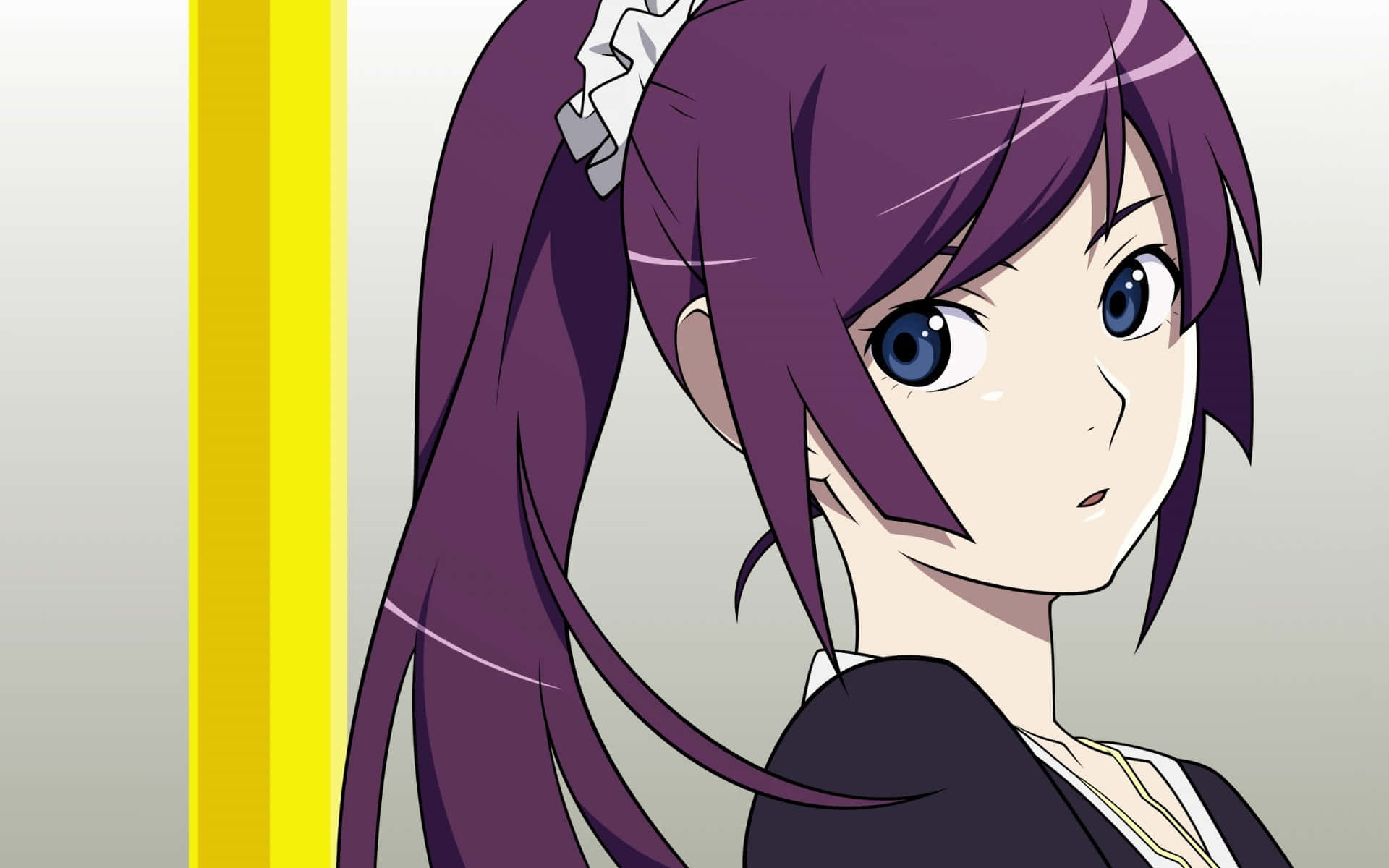 Monogatari 桌布 壁紙 — 一個紫色頭髮藍色眼睛的動漫女孩特寫，在明亮的黃色垂直條紋旁邊溫柔地凝視。