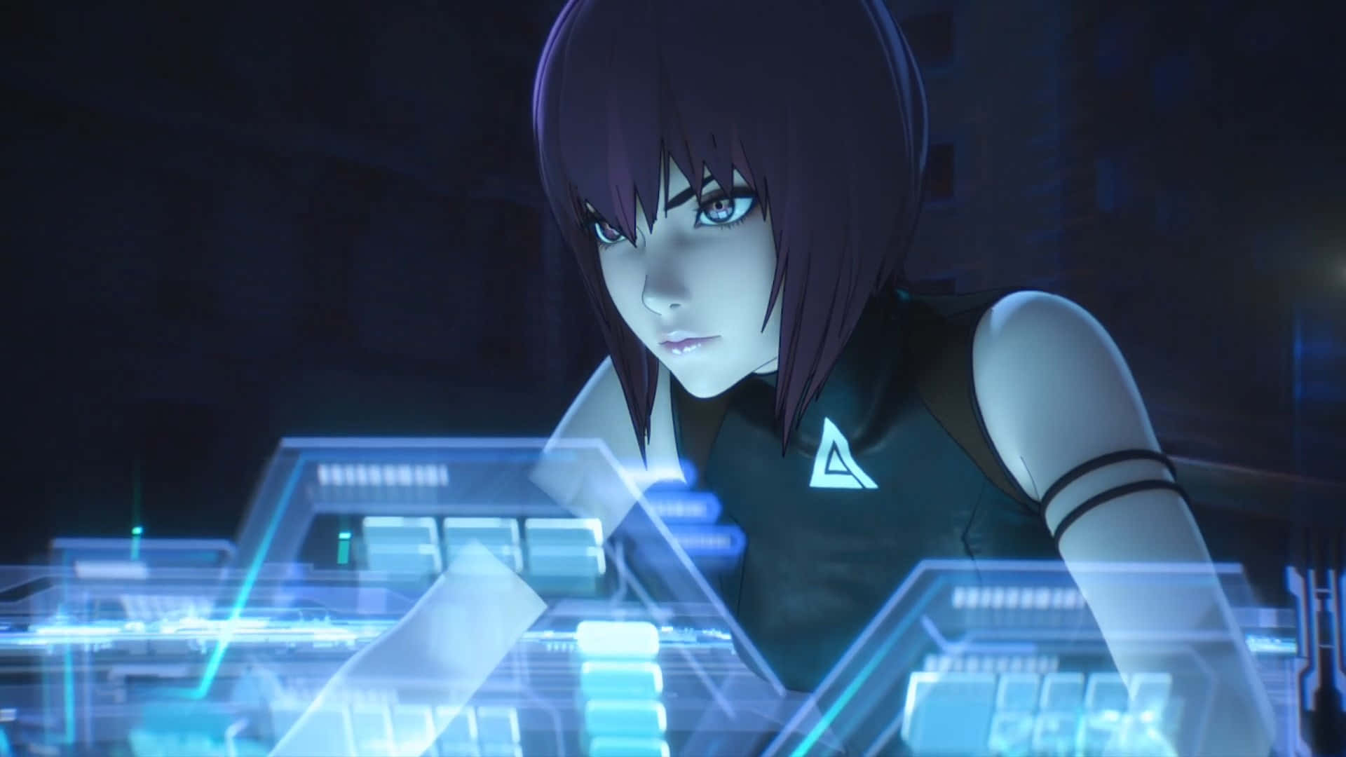 Ghost In The Shell Logicoma 桌布 壁紙 — 一個紫髮、藍眼發光的賽博龐克動漫女孩，在黑暗的未來場景中專注於全息界面。