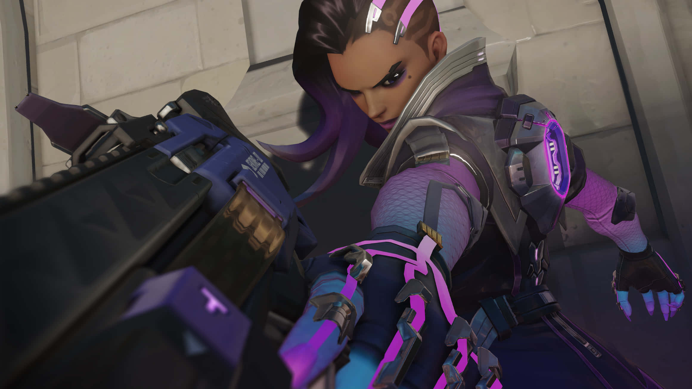 Sombra Overwatch 桌布 壁紙 — 一個紫髮、身穿發光盔甲的賽博龐克風格女性角色，在骯髒的城市小巷中瞄準一把未來感武器。