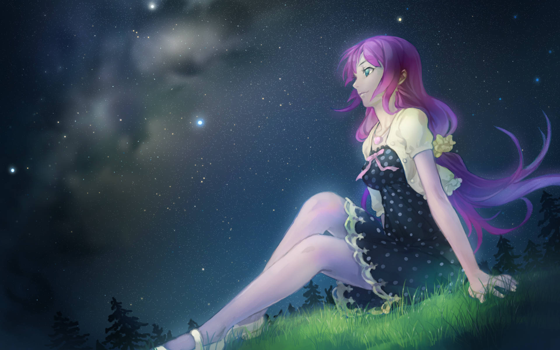 Monogatari 桌布 壁紙 — 一個紫髮動漫女孩坐在草地上，背景是繁星點點的夜空，有發光的星雲和松樹。