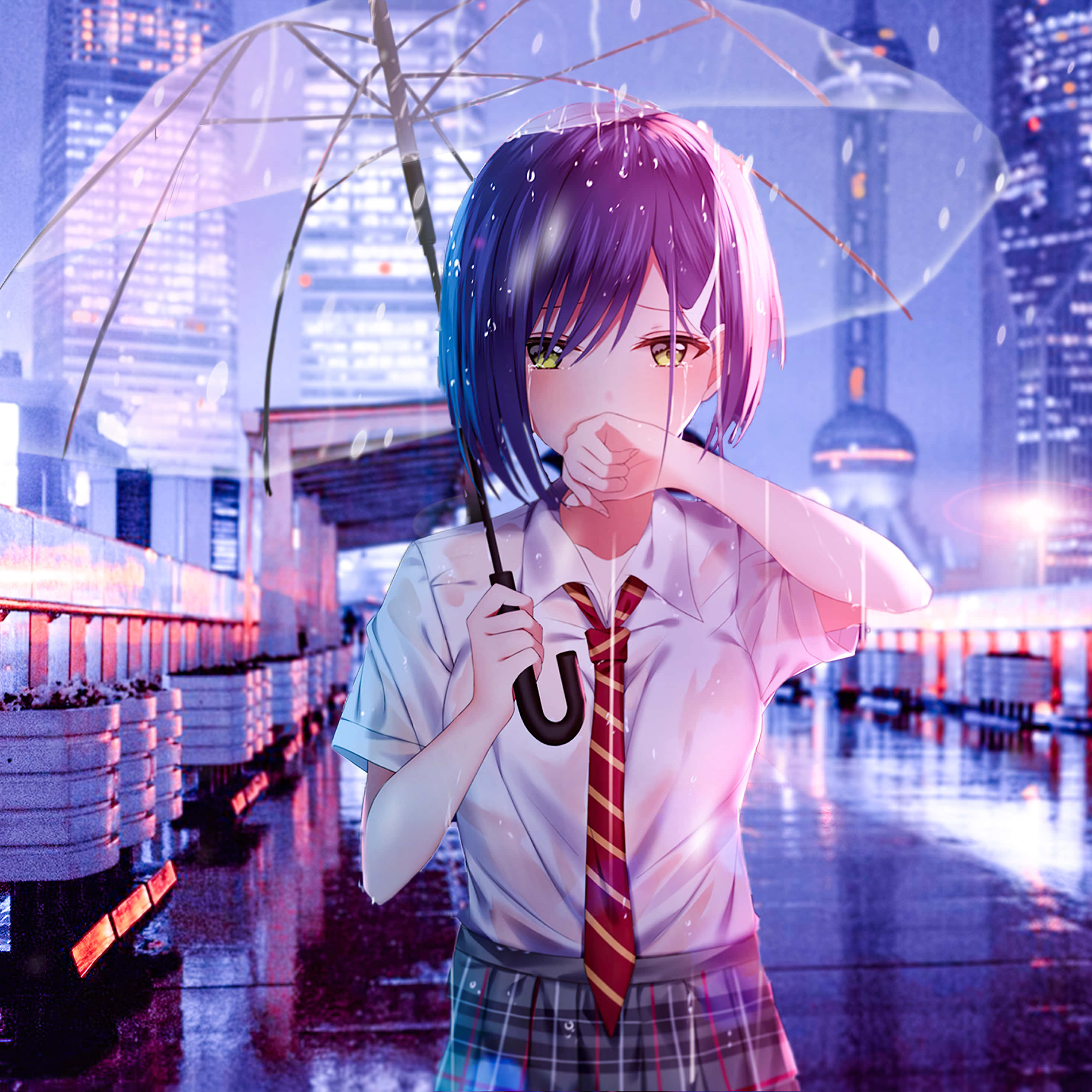 桌布 壁紙 — 一個紫髮動漫女孩穿著校服，在夜晚霓虹燈照亮的城市街道上撐著透明雨傘，雨水落下。