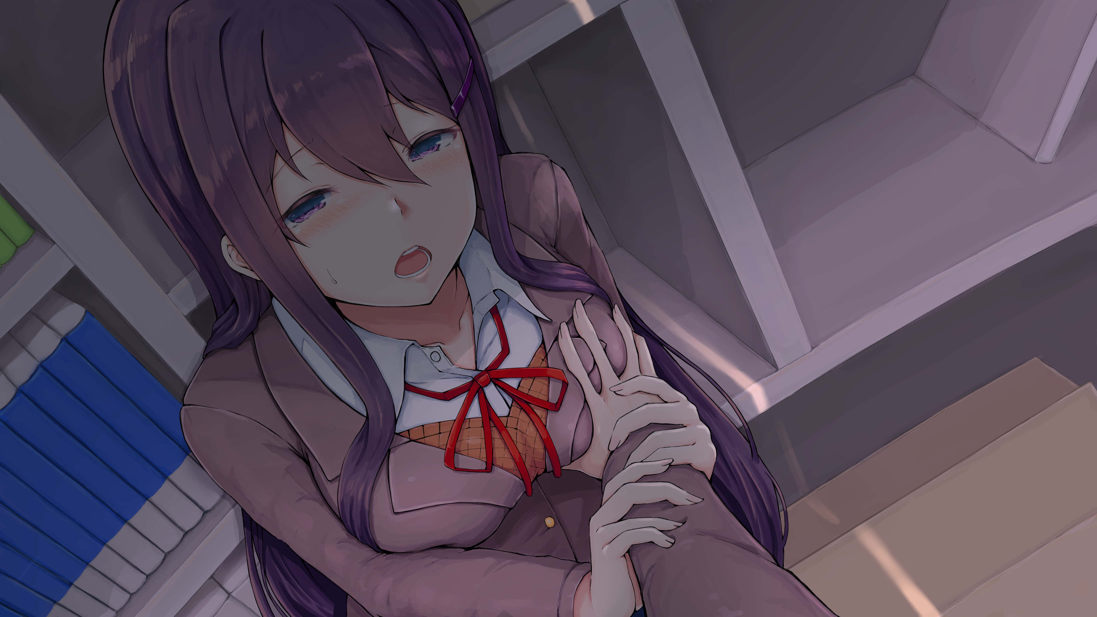Doki Doki 桌布 壁紙 — 一個紫髮動漫女孩穿著校服，在昏暗的房間裡捂著胸口，表情驚恐。