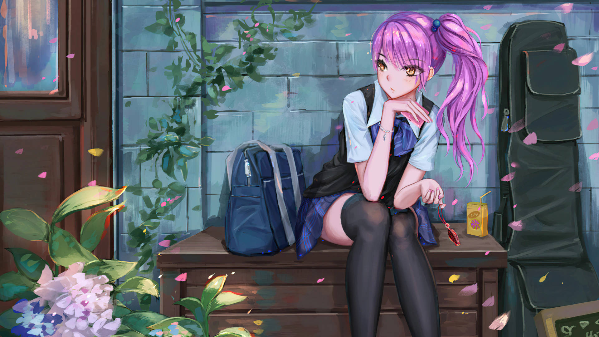 動漫女孩 桌布 壁紙 — 一個紫髮動漫女孩穿著校服，坐在木長椅上，旁邊放著藍色背包和吉他盒，櫻花飄落在她周圍。