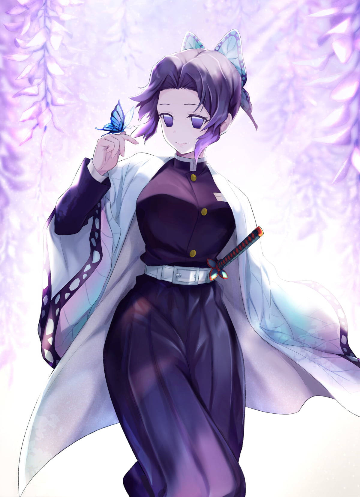 桌布 壁紙 — 一個紫髮動漫女孩穿著深色制服，手指上停著一隻蝴蝶，背景是柔和的薰衣草花卉。