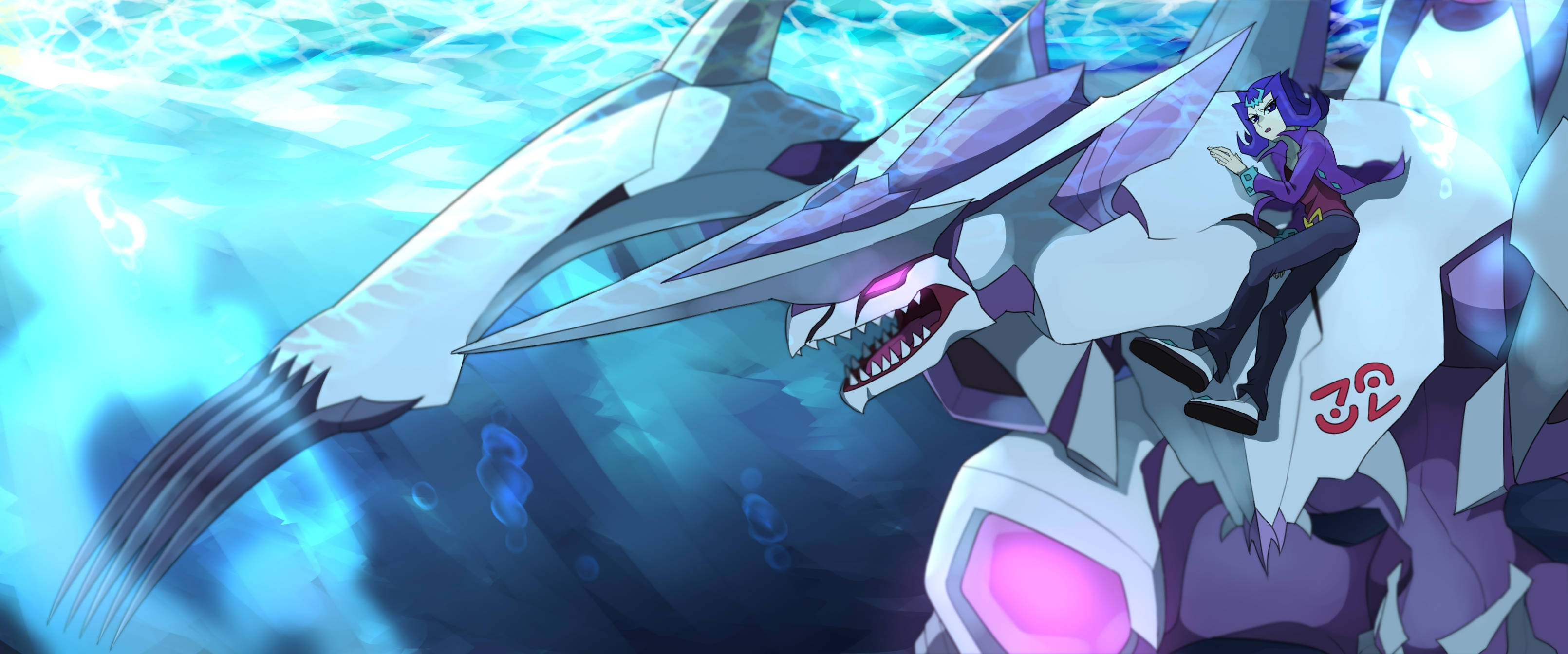 Yugioh 桌布 壁紙 — 一個紫髮動漫女孩騎著一條光滑的銀紫色機械鯊魚穿過發光的藍色水域。