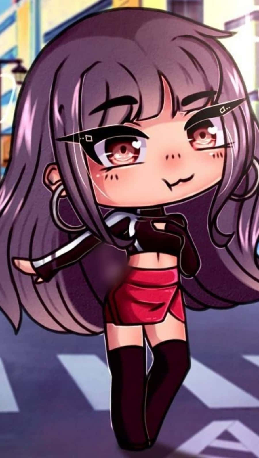 Gacha 桌布 壁紙 — 一個紫髮戴眼鏡的Q版動漫女孩，自信地站在城市街道上，穿著紅色裙子和黑色靴子。