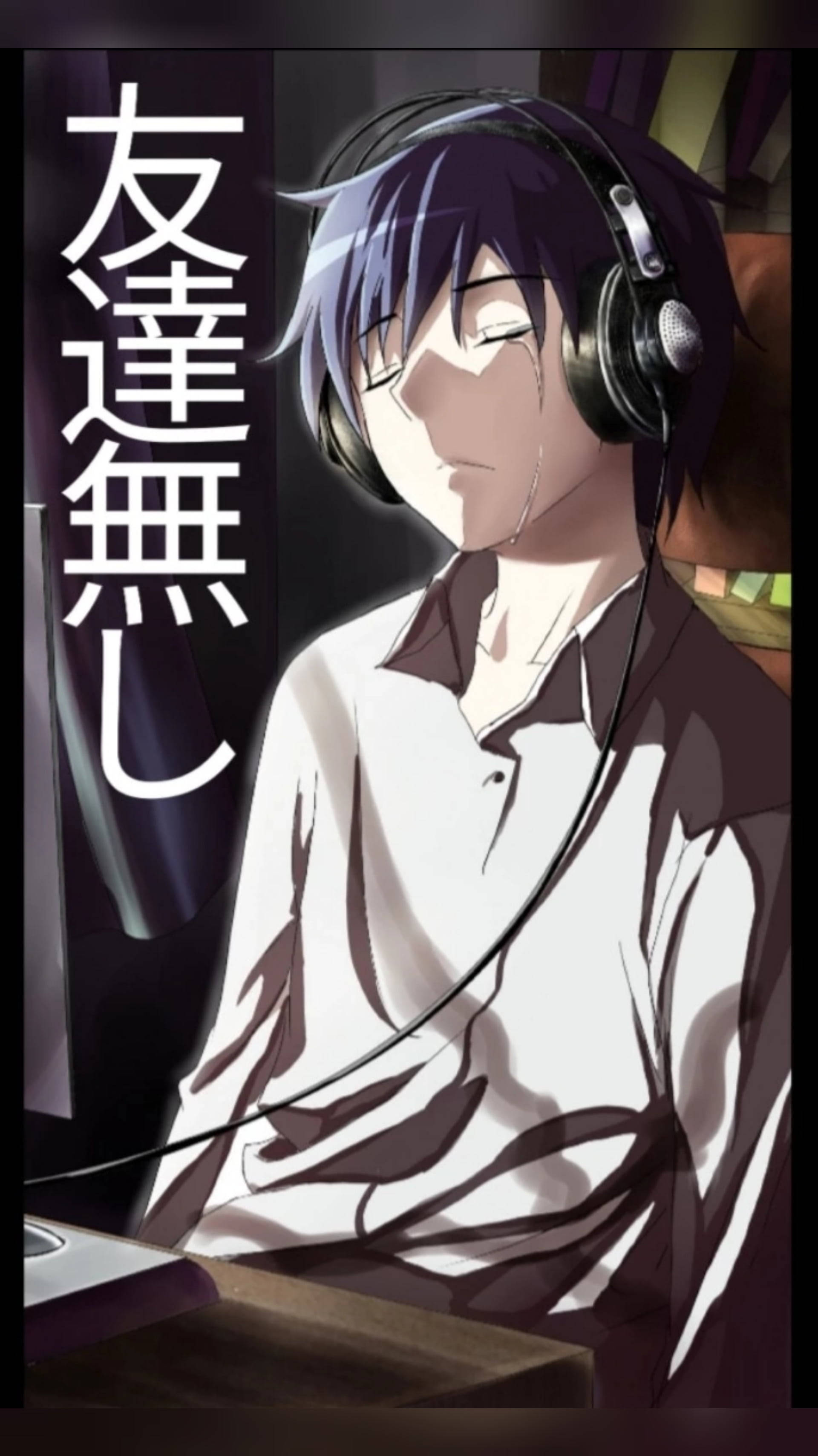 listening to music 桌布 壁紙 — 一個紫髮戴耳機的動漫男孩坐在昏暗房間的書桌前，牆上有日文字。
