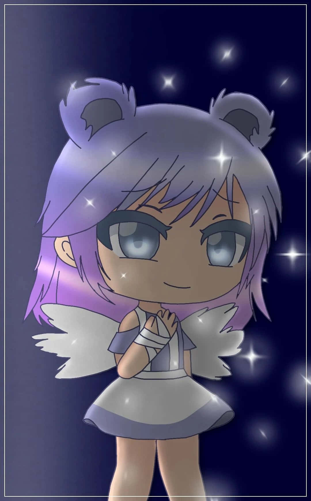 Gacha Life 桌布 壁紙 — 一個紫髮熊耳的Q版動漫女孩站在星空夜空前，穿著白色連衣裙和天使翅膀。