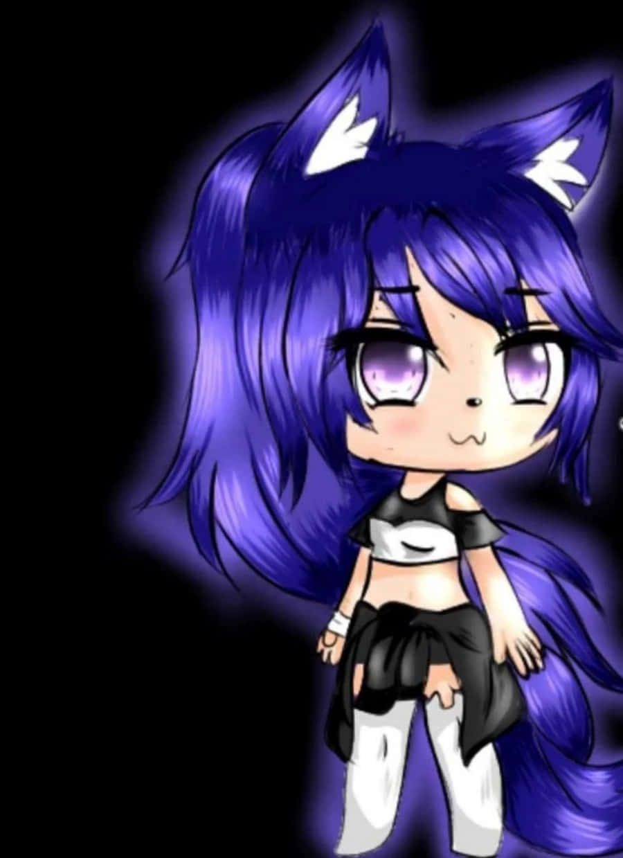 Gacha 桌布 壁紙 — 一個紫髮狐耳的Q版動漫女孩在黑色背景上發光。