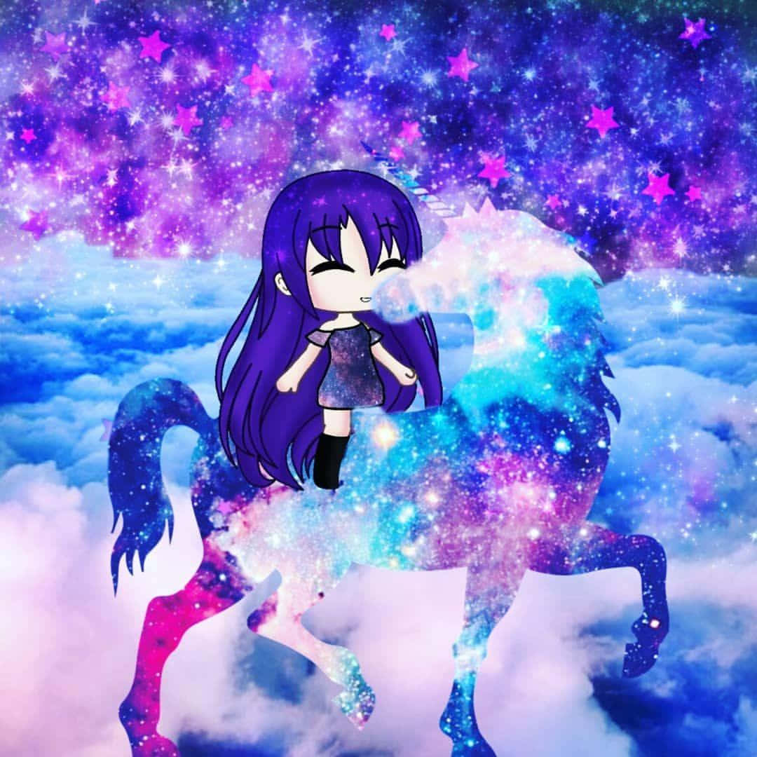 Gacha Life Cute 桌布 壁紙 — 一個紫髮的Q版女孩騎著宇宙獨角獸，在閃爍的紫色銀河天空下穿越星雲。