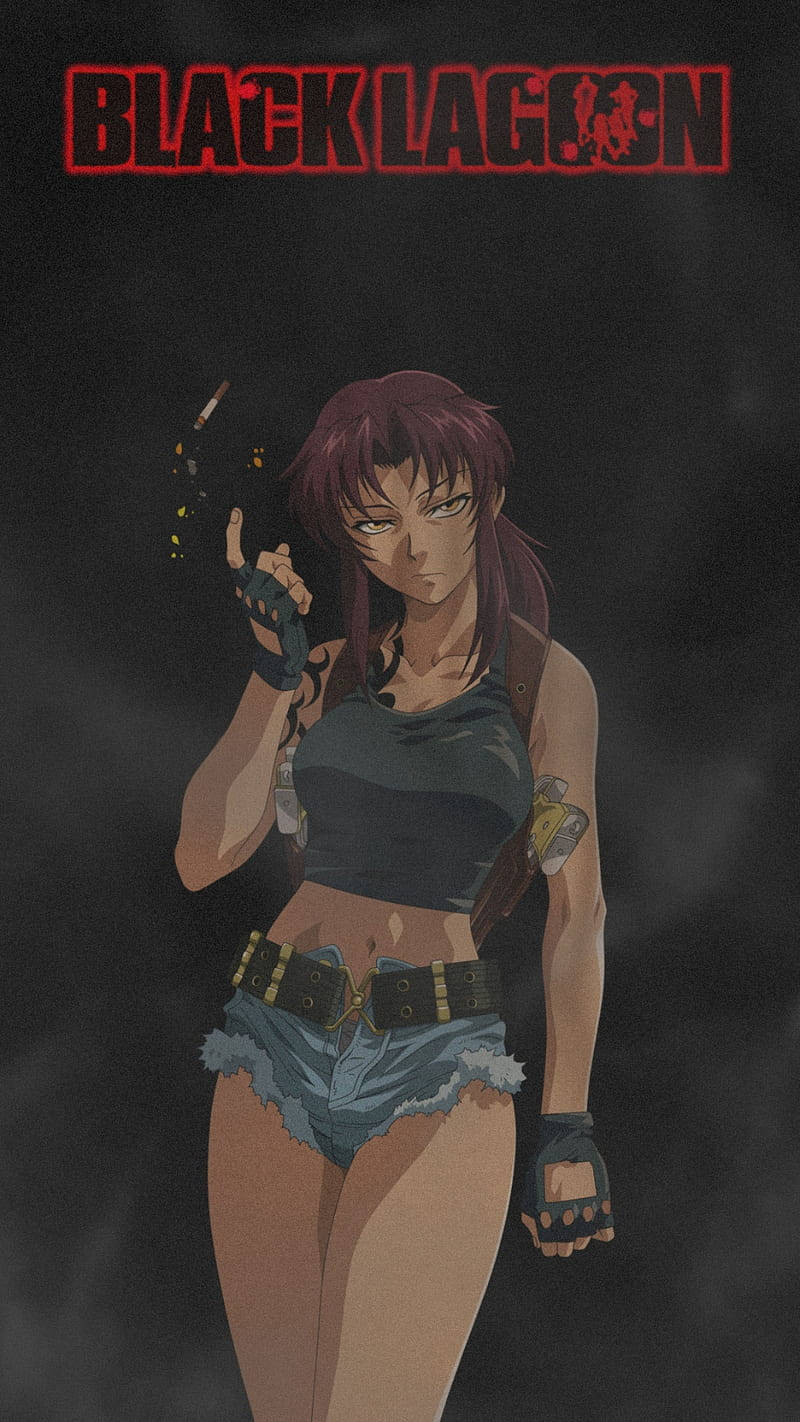 動漫女孩 桌布 壁紙 — 一個紫髮的兇猛動漫女性在黑暗煙霧背景前，手持冒煙的槍，下方有紅色「BLACK LAGOON」標題。