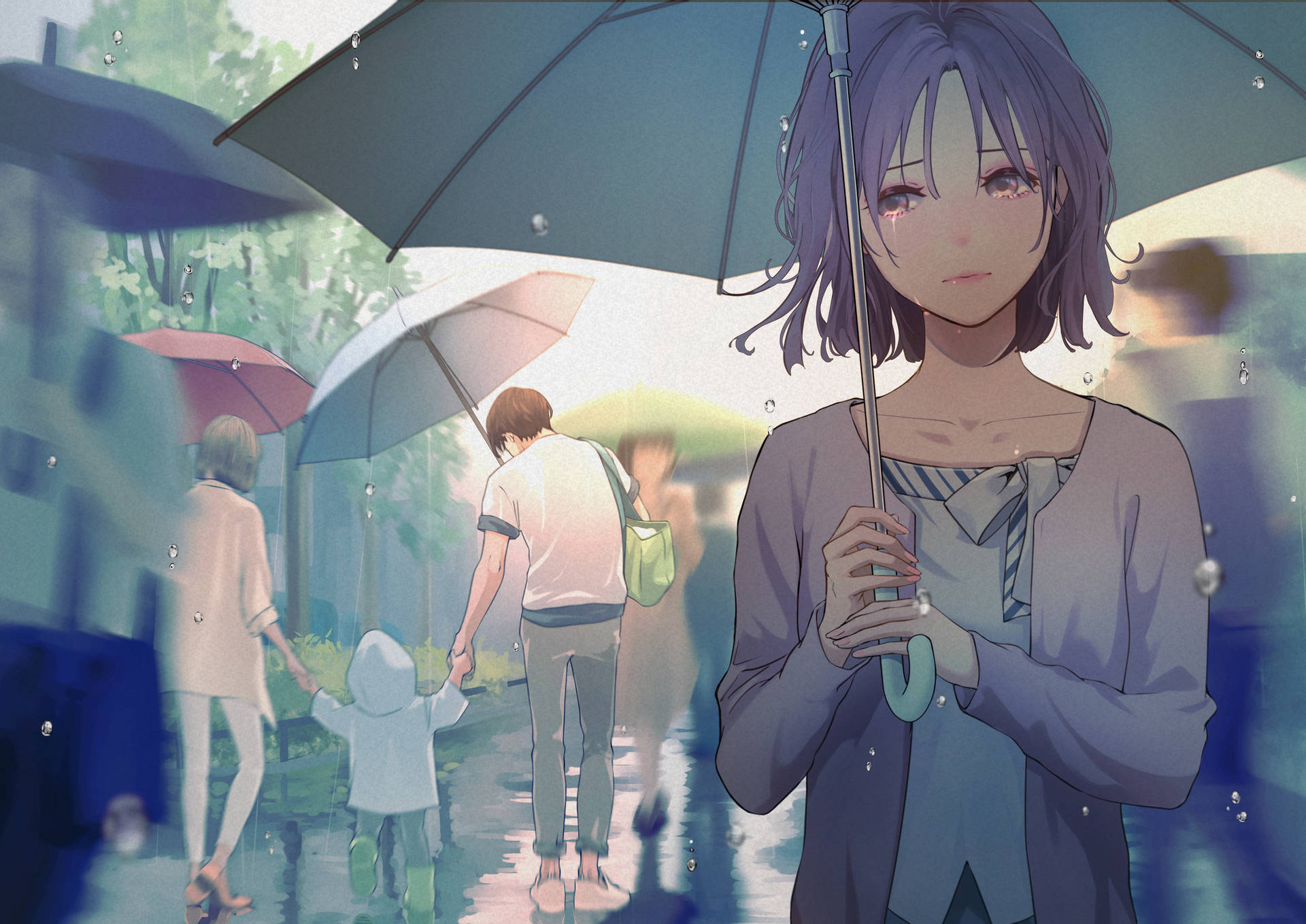 一個紫髮的動漫女孩在雨中撐著傘，身後有模糊的行人。