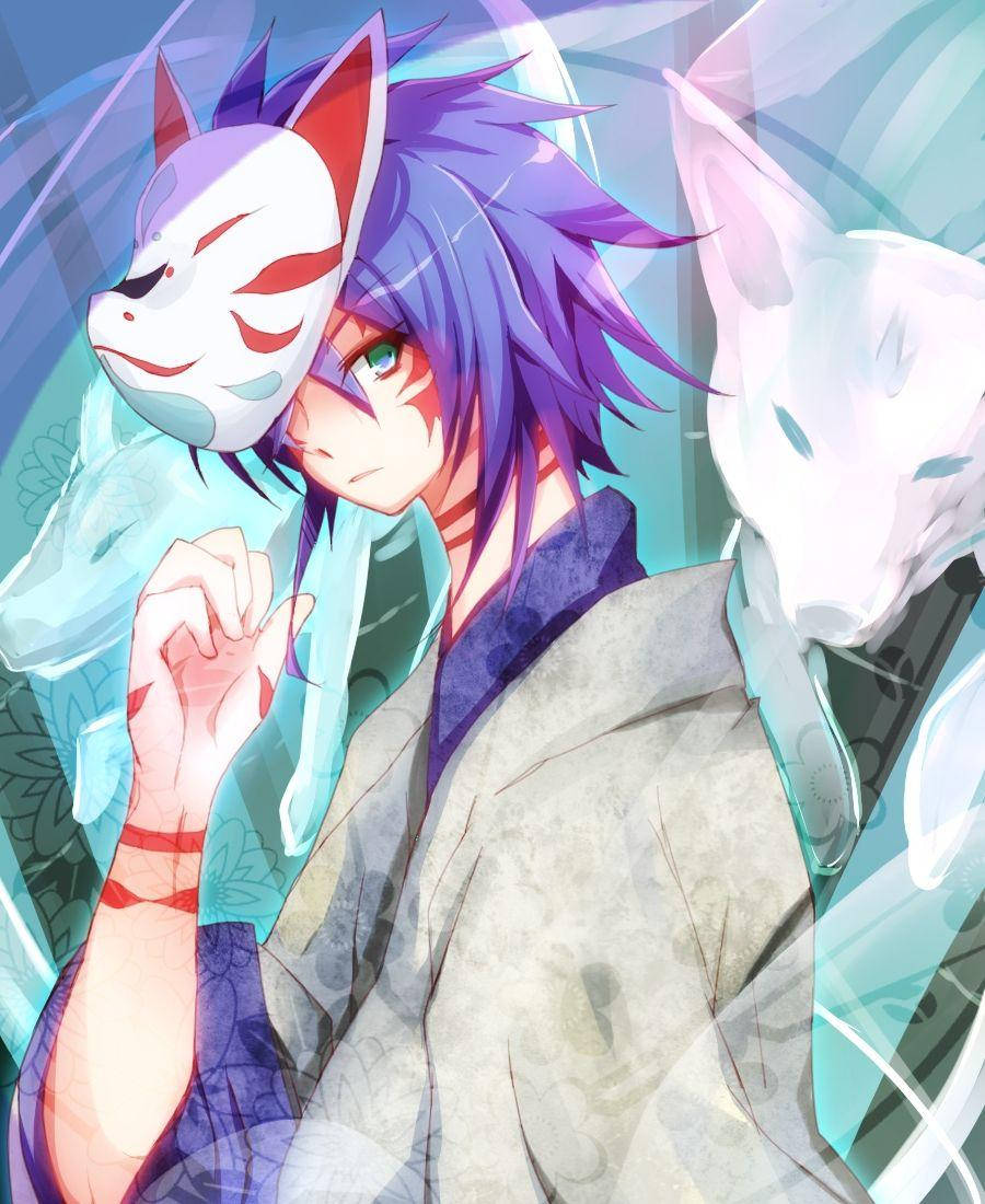 Kitsune 桌布 壁紙 — 一個紫髮綠眼的動漫男孩拿著狐狸面具，旁邊有一個發光的白色狐狸頭，背景是鮮豔的藍色和青色。