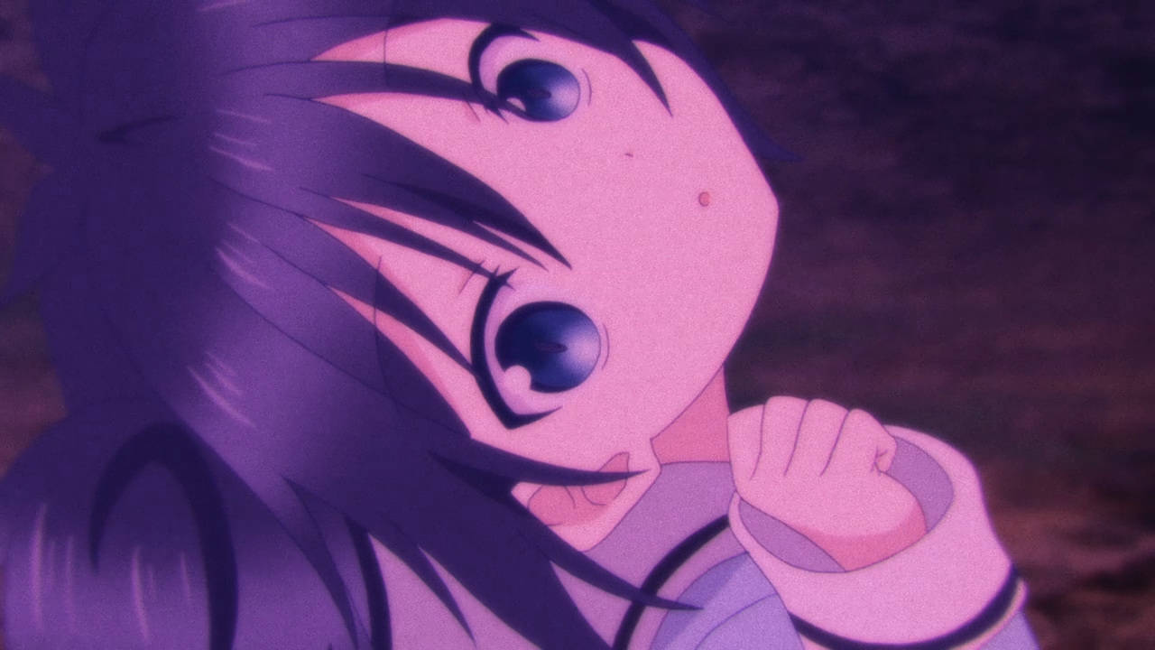 Happy Sugar Life 桌布 壁紙 — 一個紫髮藍眼的動漫少女特寫，她害羞地微笑著向上看，同時握著自己的袖子。