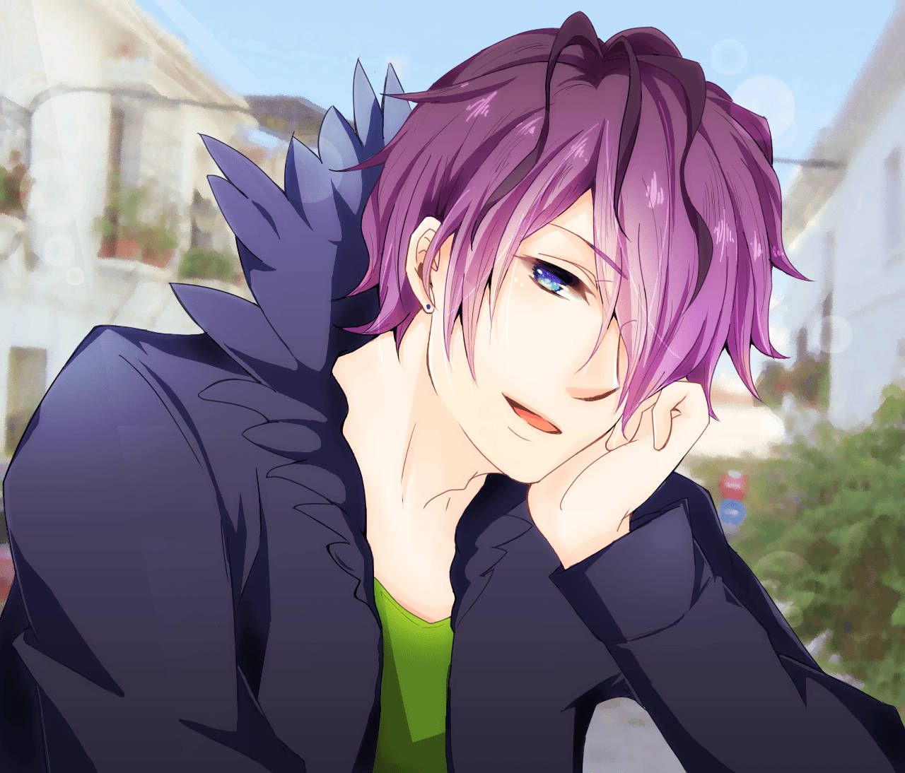 Anime Blue Boy 桌布 壁紙 — 一個紫髮藍眼的動漫男孩，在明亮的戶外背景下，用手托著下巴。