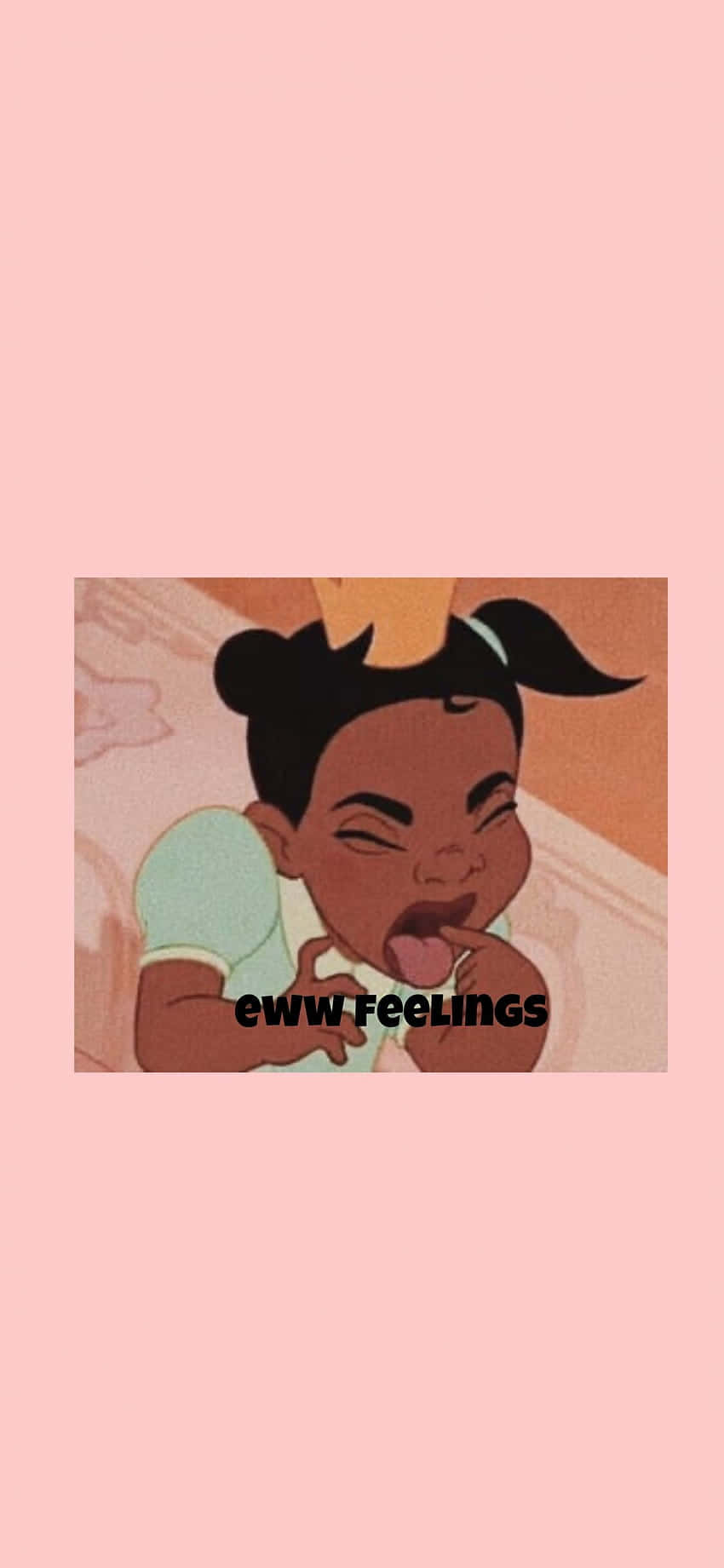 Aesthetic Funny Phone 桌布 壁紙 — 一個紮著辮子的卡通嬰兒在柔和的粉紅色背景上做鬼臉並伸出舌頭。
