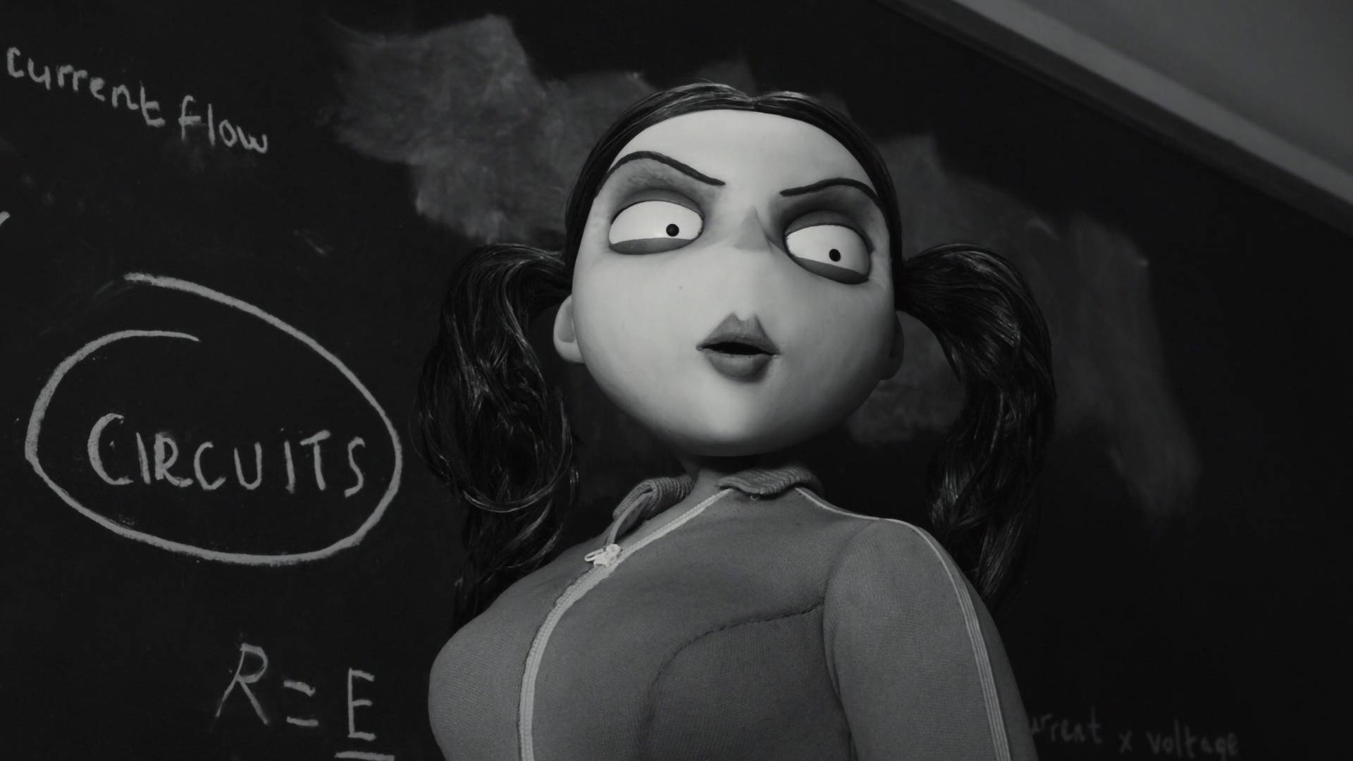 Frankenweenie 桌布 壁紙 — 一個紮著雙馬尾的黑白動畫角色，睜大眼睛盯著一塊佈滿電路圖和物理方程式的黑板。