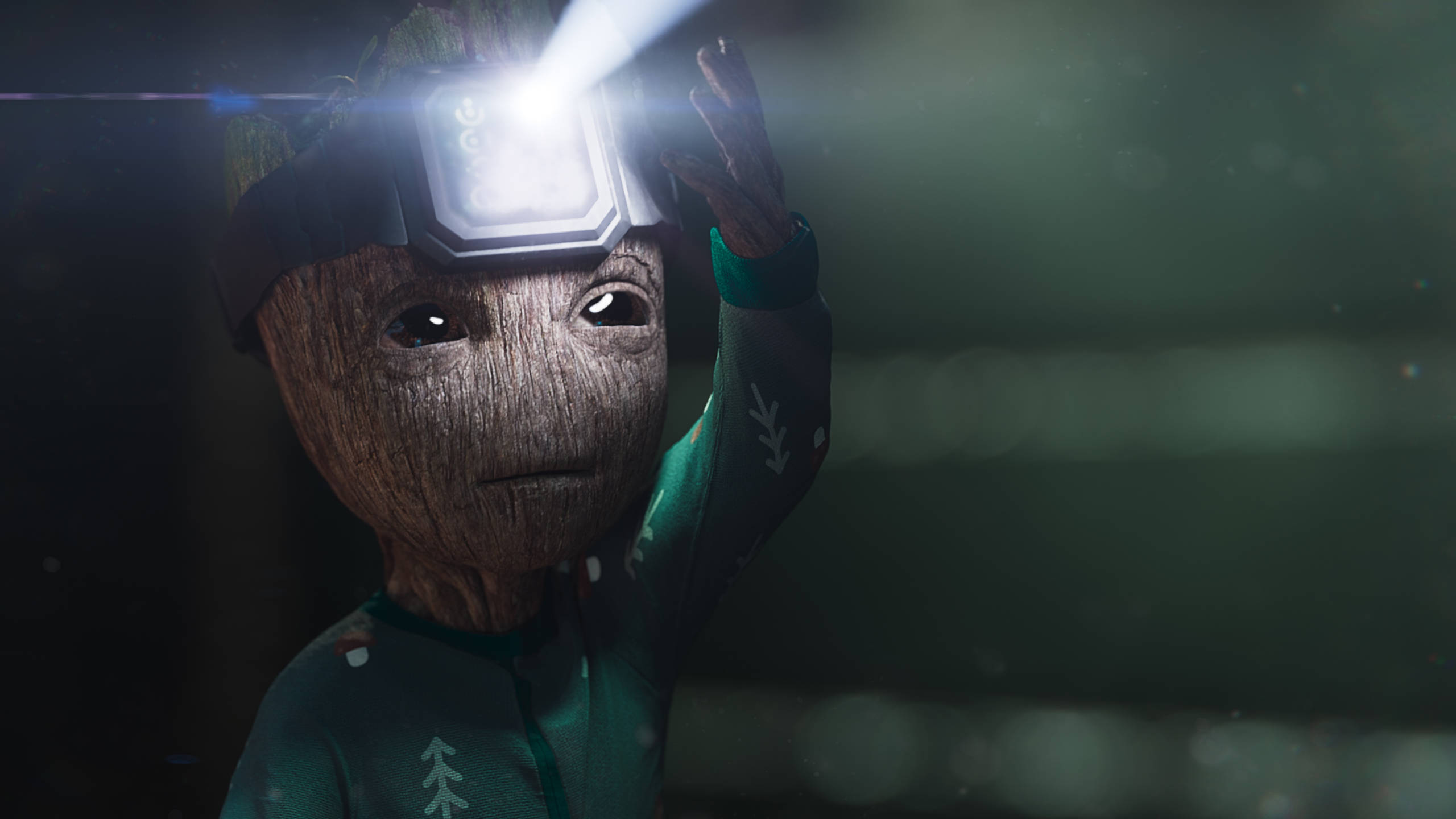 Baby Groot 桌布 壁紙 — 一個細小樹狀生物戴著頭燈，在黑暗霧氣環境中向前照射光線。