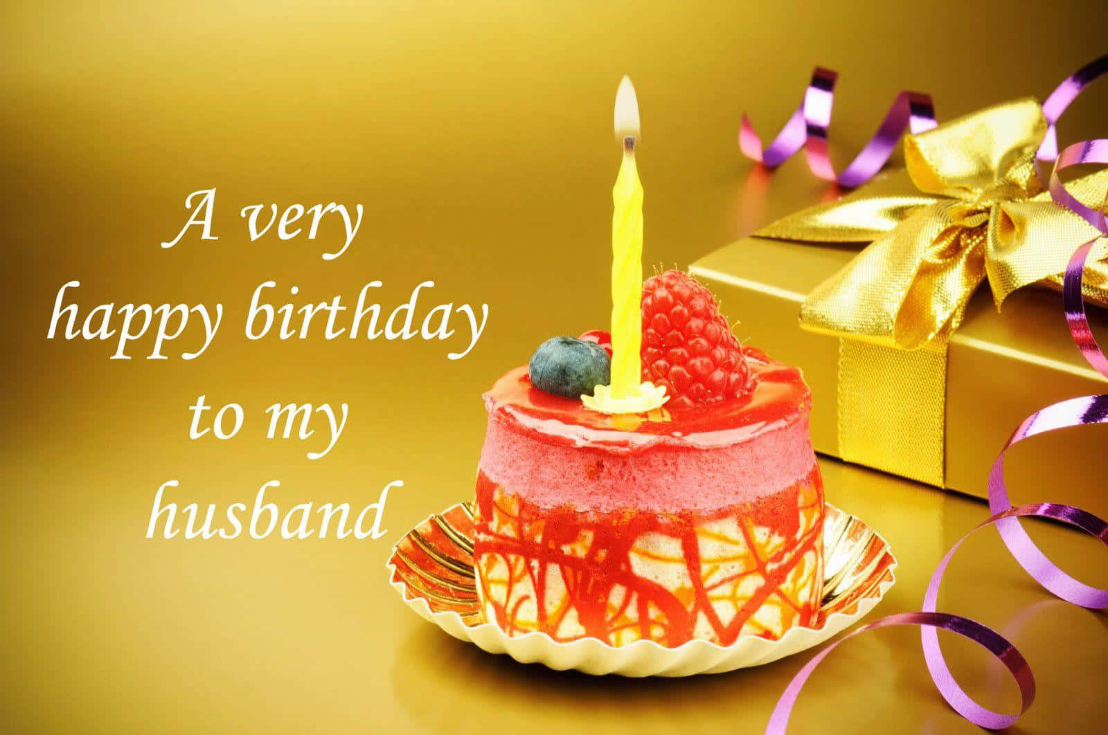 Birthday Wishes 桌布 壁紙 — 一個細小的粉紅色生日蛋糕，上面有燃燒的蠟燭和漿果，旁邊是一個金色禮物盒，帶有紫色絲帶，放在金色背景上。