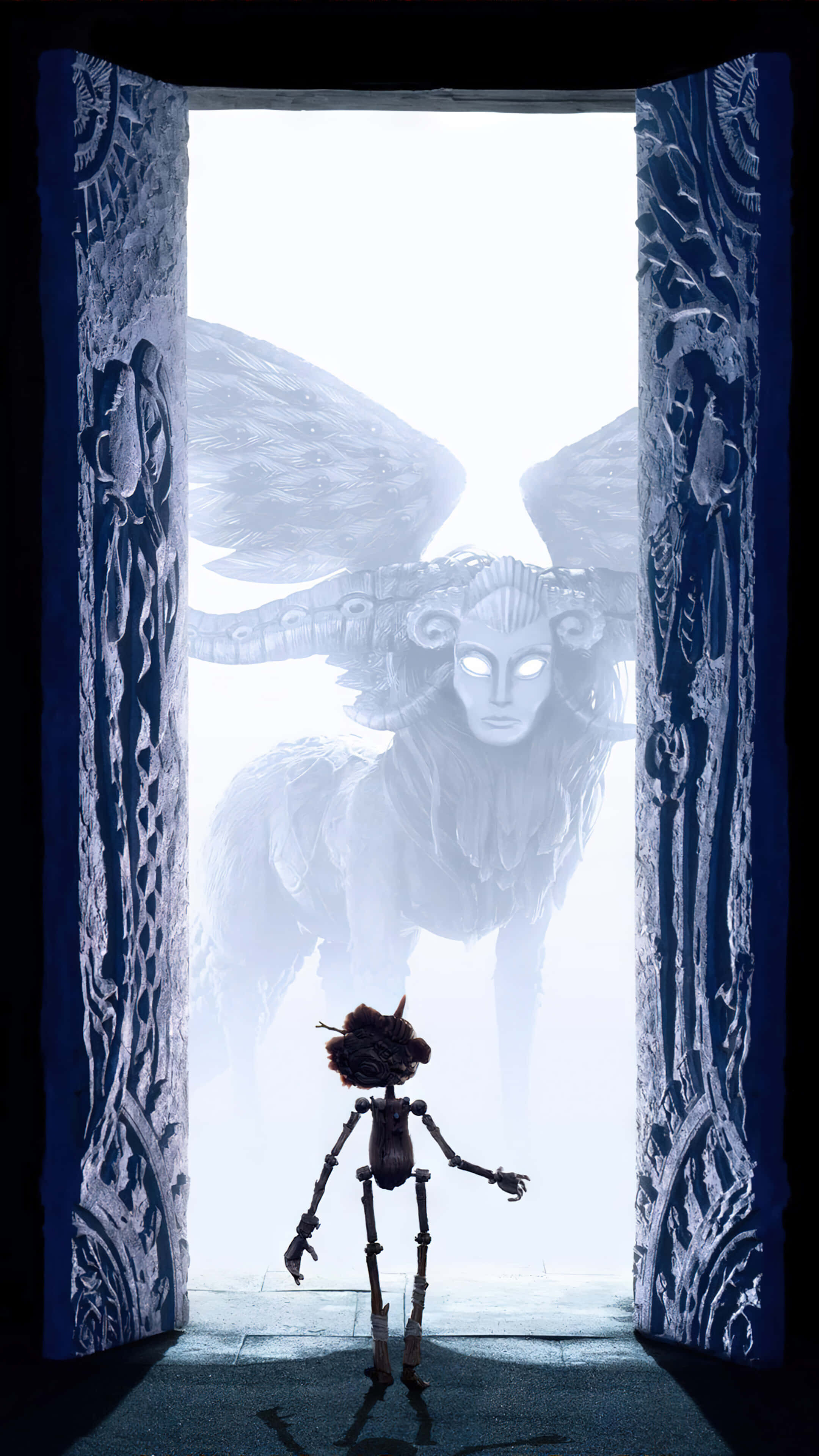 Guillermo Del Toro's Pinocchio 桌布 壁紙 — 一個細小的骷髏身影站在華麗的門前，面對著一個在刺眼白光中高聳的、有翼的羊頭實體。