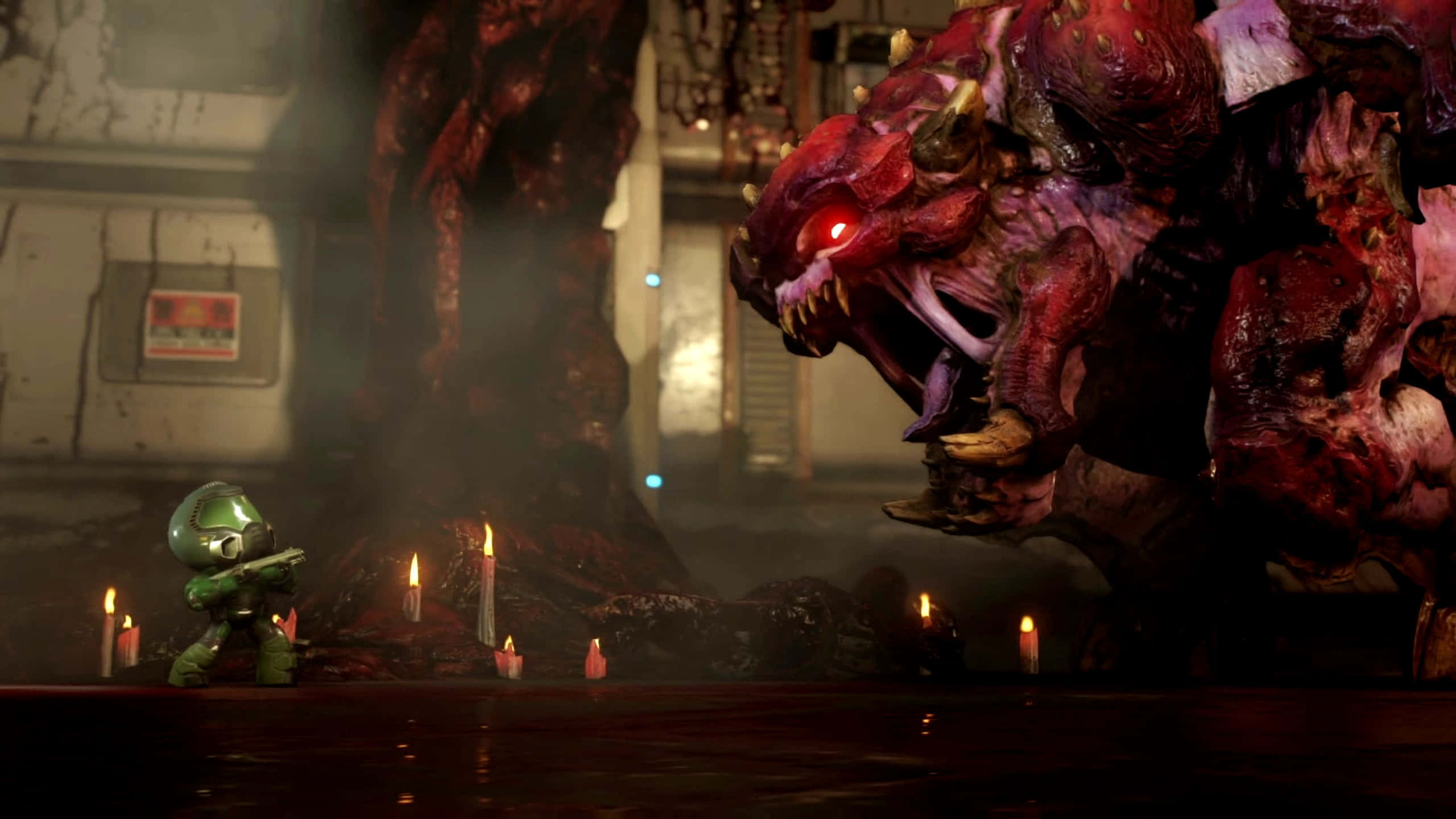 Doom Slayer 桌布 壁紙 — 一個細小綠色裝甲身影在昏暗燭光照耀的工業廢墟中，挑釁地站在一個巨大怪誕的紅色怪物面前。