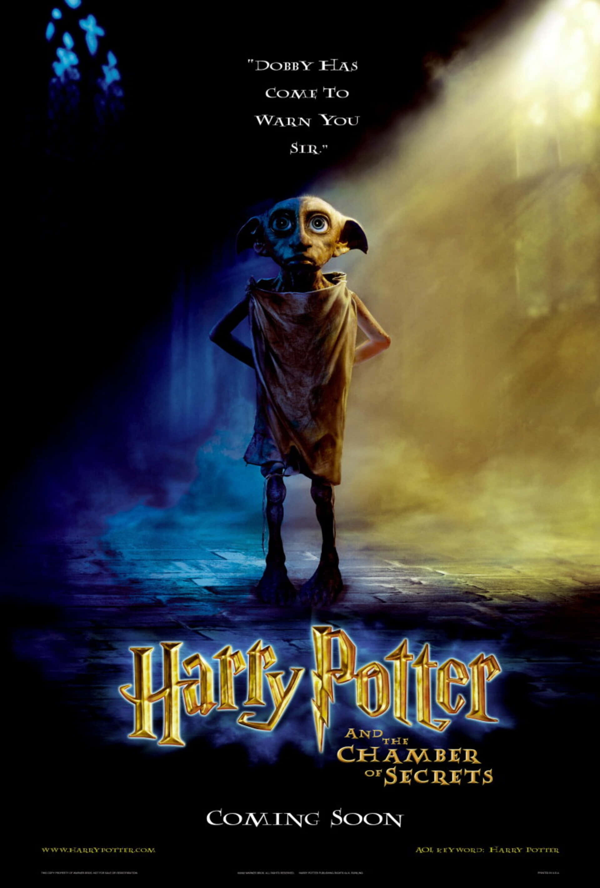 The Chamber Of Secrets 桌布 壁紙 — 一個細小驚恐的家養小精靈名叫多比，站在一個黑暗地牢中，被一道戲劇性的金色光線照亮。