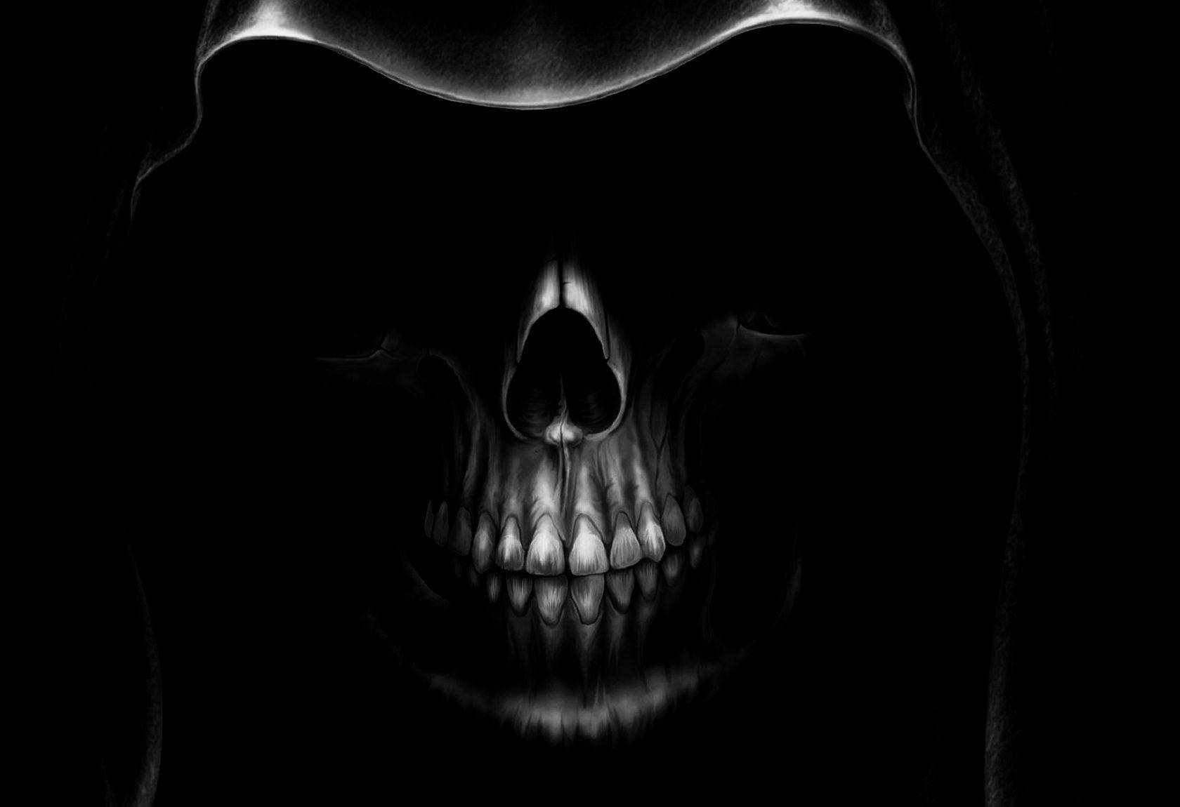 死亡 桌布 壁紙 — 一個細節令人毛骨悚然的頭骨，披著連帽斗篷，在漆黑虛空中隱約發光。