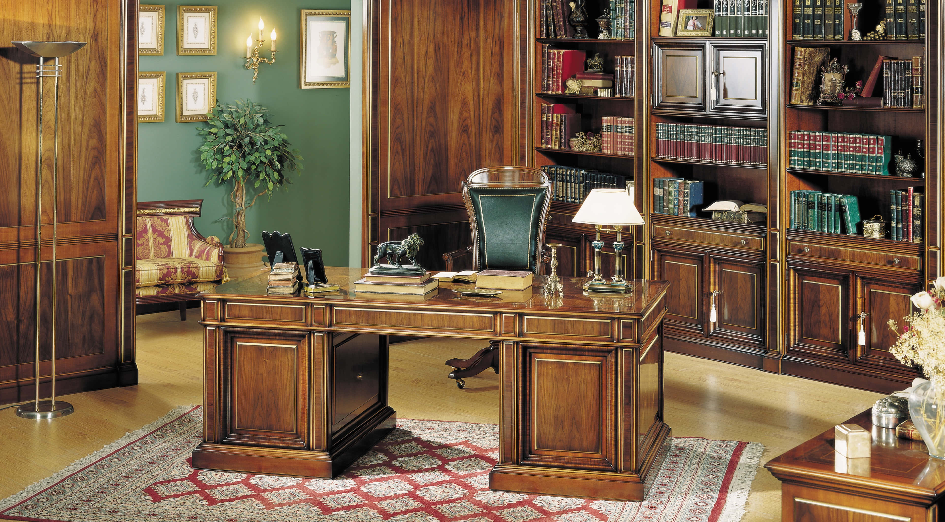 4K Office 桌布 壁紙 — 一個細節豐富的傳統辦公室，配有深色木家具、書架和綠色牆壁。