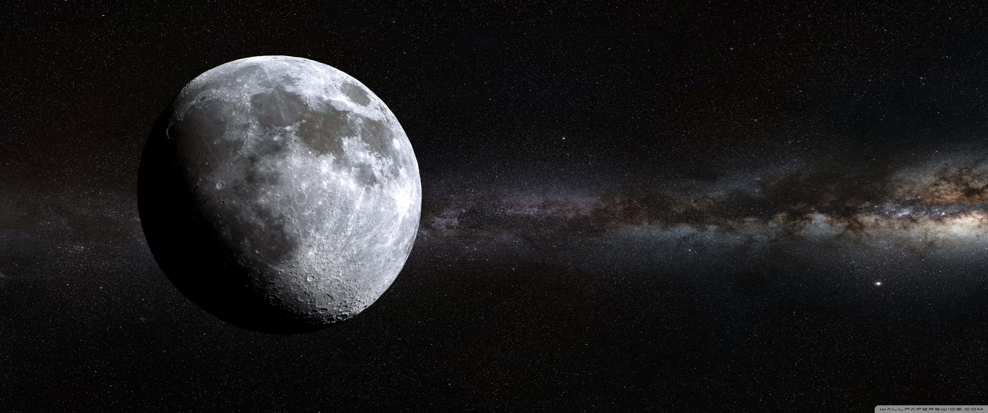 Ultra Wide 3440x1440 Space 桌布 壁紙 — 一個細節豐富的月亮主導著星空，銀河系橫跨宇宙背景。