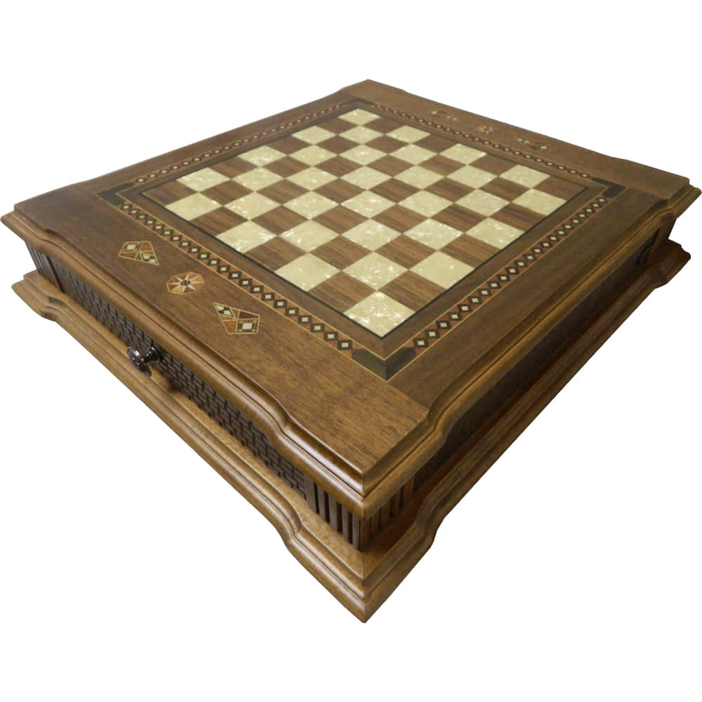 Chessboard 桌布 壁紙 — 一個細節豐富的木製棋盤，帶有鑲嵌圖案和裝飾性盒子底座，從傾斜角度觀看。