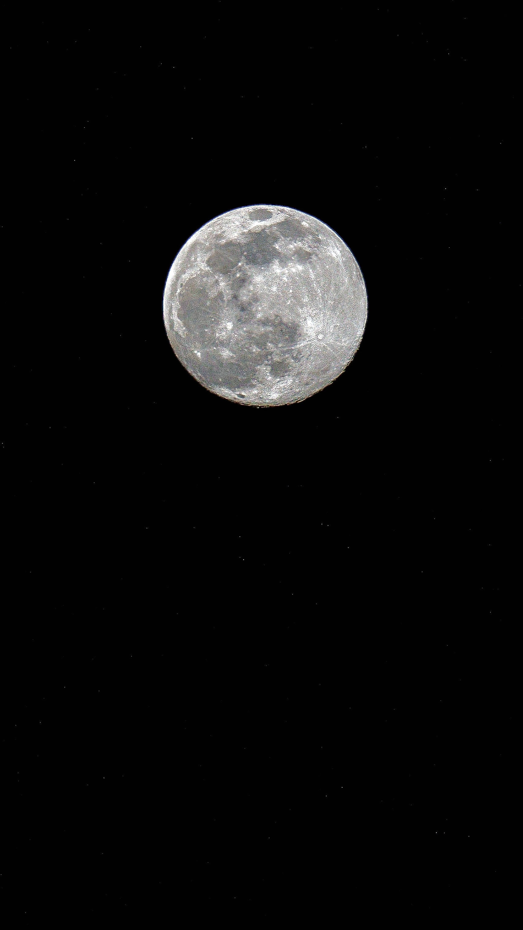 手機 桌布 壁紙 — 一個細節豐富的滿月，在繁星點點的黑色夜空中發光，可見隕石坑和月海。
