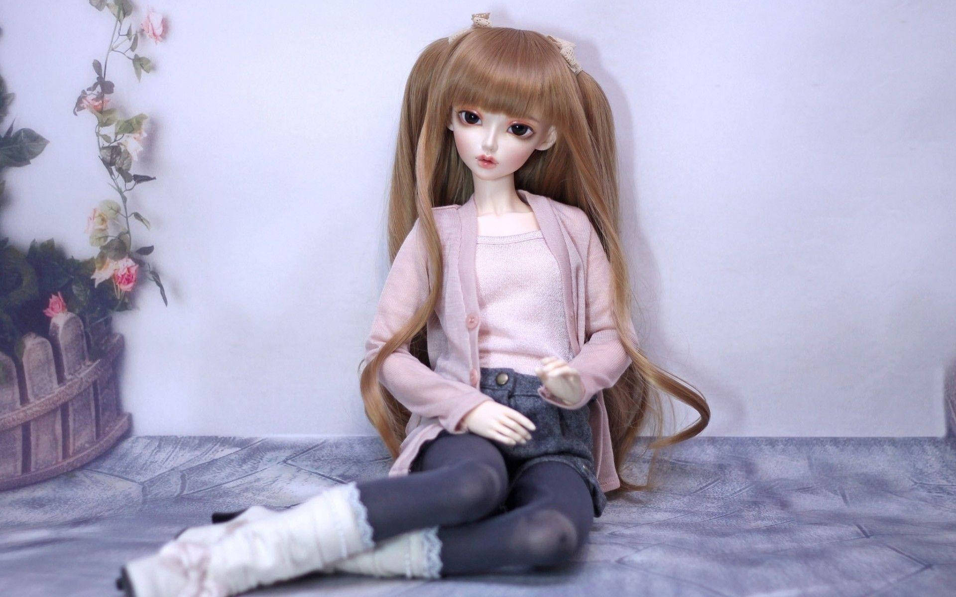Doll 桌布 壁紙 — 一個細節豐富的球體關節娃娃，長著棕色長辮子，盤腿坐在灰色瓷磚地板上，旁邊是一個帶有攀緣玫瑰的木製花盆。