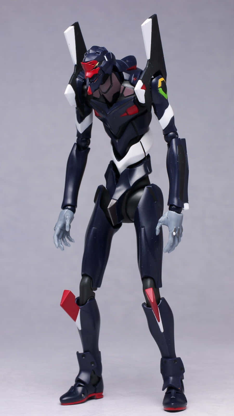 Eva-03 桌布 壁紙 — 一個細節豐富的藍白紅 Evangelion 機體以動態姿勢站立在純灰色背景前。
