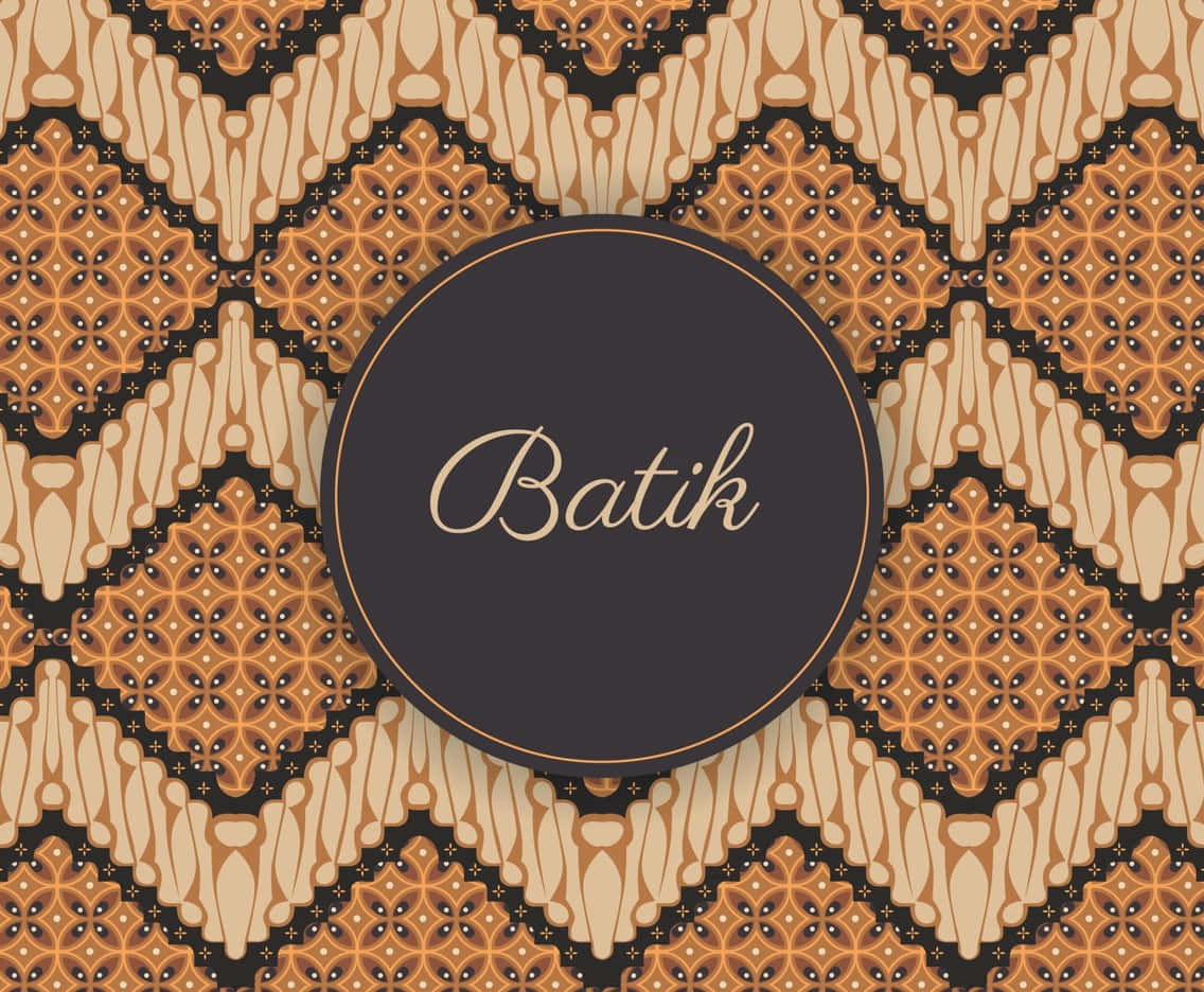 Batik 桌布 壁紙 — 一個細節豐富的蠟染圖案，採用溫暖的棕色和奶油色調，中央有一個深色圓圈，上面以優雅字體寫著「Batik」一詞。