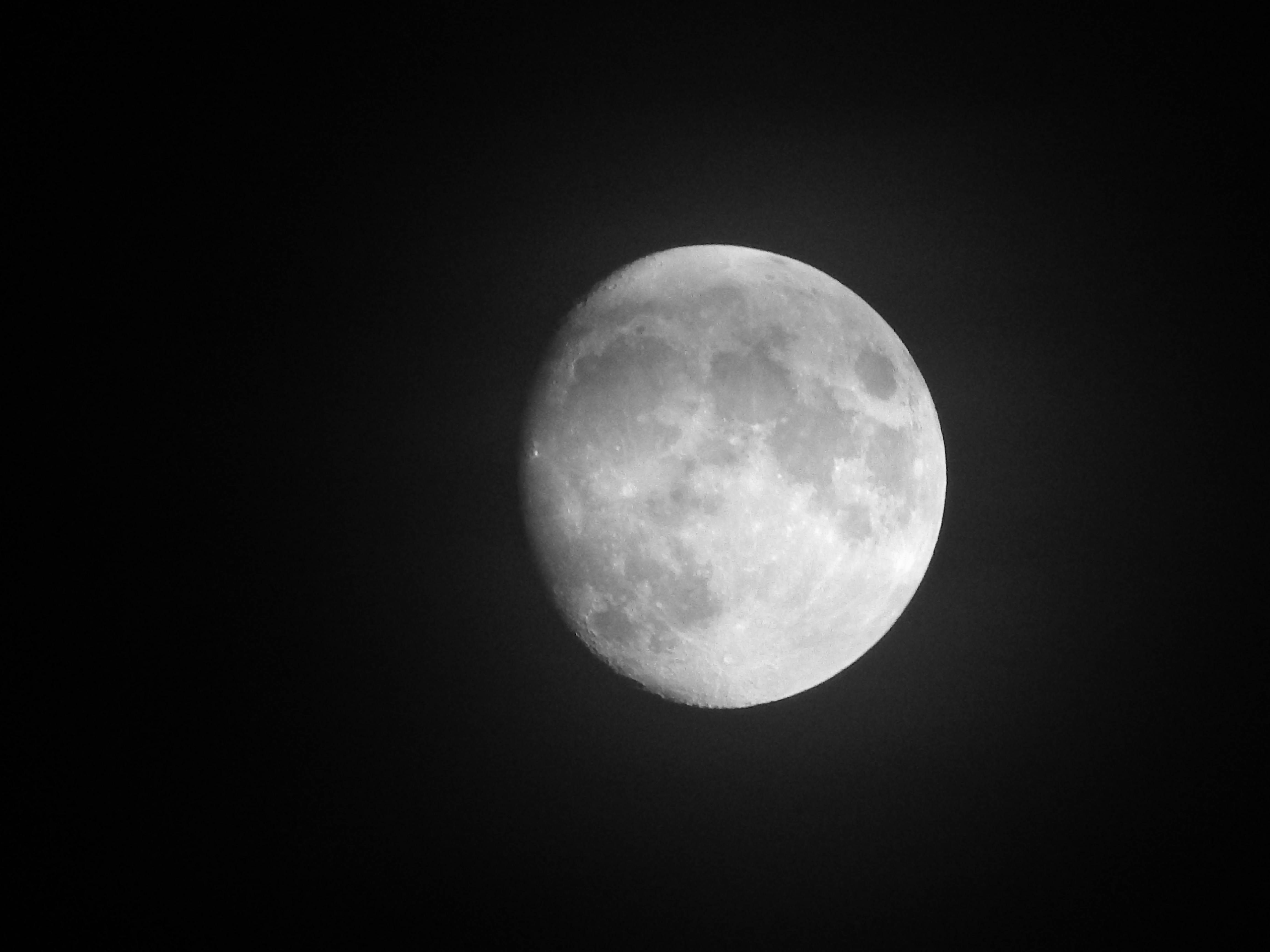 simple dark aesthetic 桌布 壁紙 — 一個細緻的灰階滿月主宰著漆黑的夜空，可見隕石坑和月海。