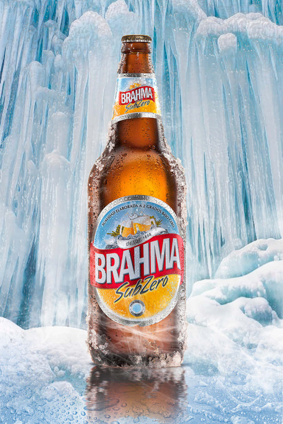 Beer 桌布 壁紙 — 一個結霜的 Brahma SubZero 啤酒瓶矗立在一個高聳的冰瀑布前，地上有雪。