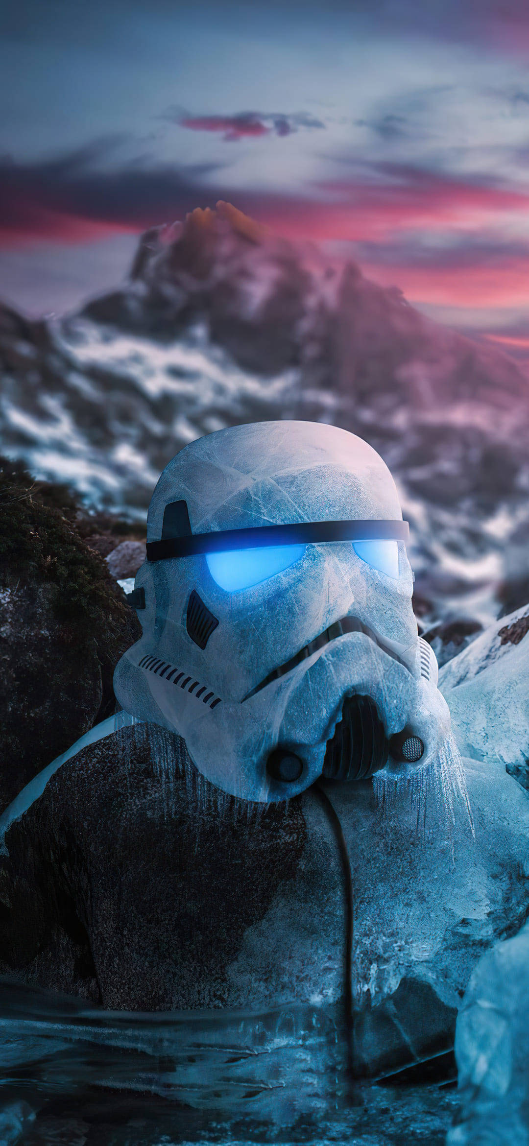 star wars iPhone 6 plus 桌布 壁紙 — 一個結霜的風暴兵頭盔在暮色中對著雪山背景發出藍光。