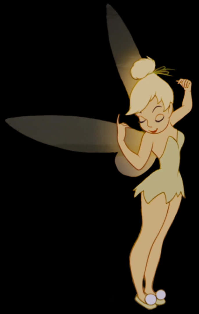 Peter Pan 桌布 壁紙 — 一個經典動畫仙子，擁有金色翅膀和喜悅的表情，在黑暗背景上漂浮。