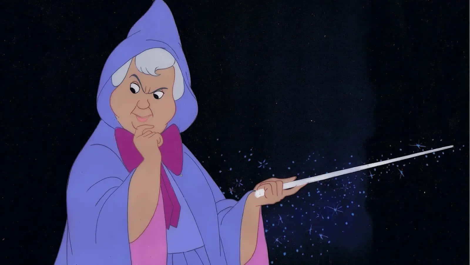 灰姑娘 桌布 壁紙 — 一個經典動畫女巫穿著紫色長袍，揮舞魔杖，在星空夜空中施展閃爍魔法。