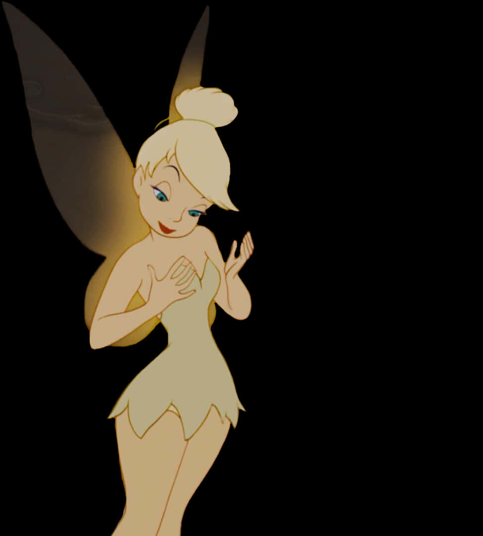 Tinker Bell 桌布 壁紙 — 一個經典的動畫仙子，擁有金色翅膀和發光的裙子，站在黑色背景前，表情愉快。