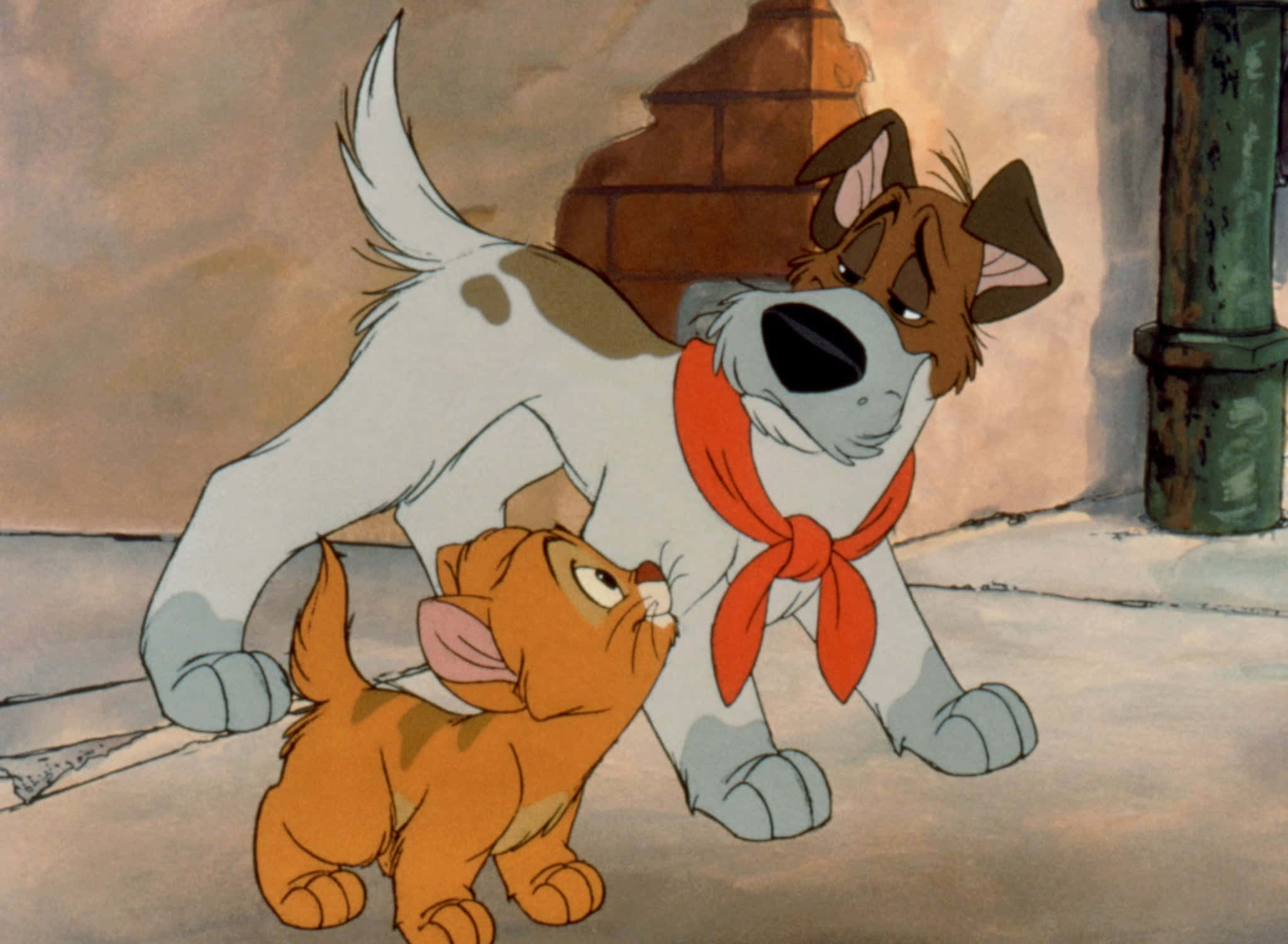 oliver and company 桌布 壁紙 — 一個經典的動畫場景顯示一隻戴著紅色圍巾的白狗在城市的行人路上，靠近磚牆和管道，輕輕地俯身看著一隻小橙色小貓。