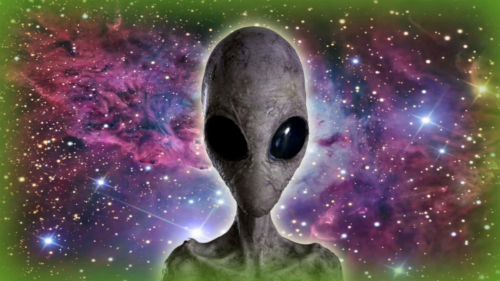 Scary Space 桌布 壁紙 — 一個經典的灰色外星人，有著大大的黑色眼睛，在充滿星星和紫綠色雲彩的鮮豔宇宙星雲前凝視前方。