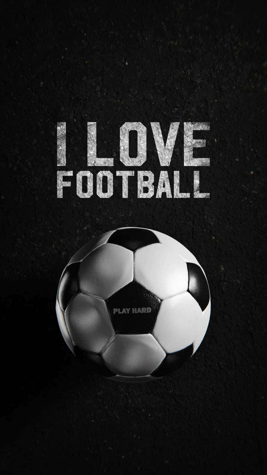 Soccer Ball 桌布 壁紙 — 一個經典的黑白足球放在深色紋理地面上，下方有粗體文字表達對這項運動的熱愛。