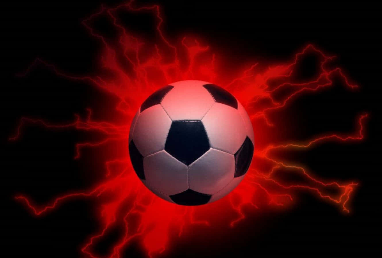 Soccer Ball 桌布 壁紙 — 一個經典足球在黑色背景上散發出強烈的紅色閃電。